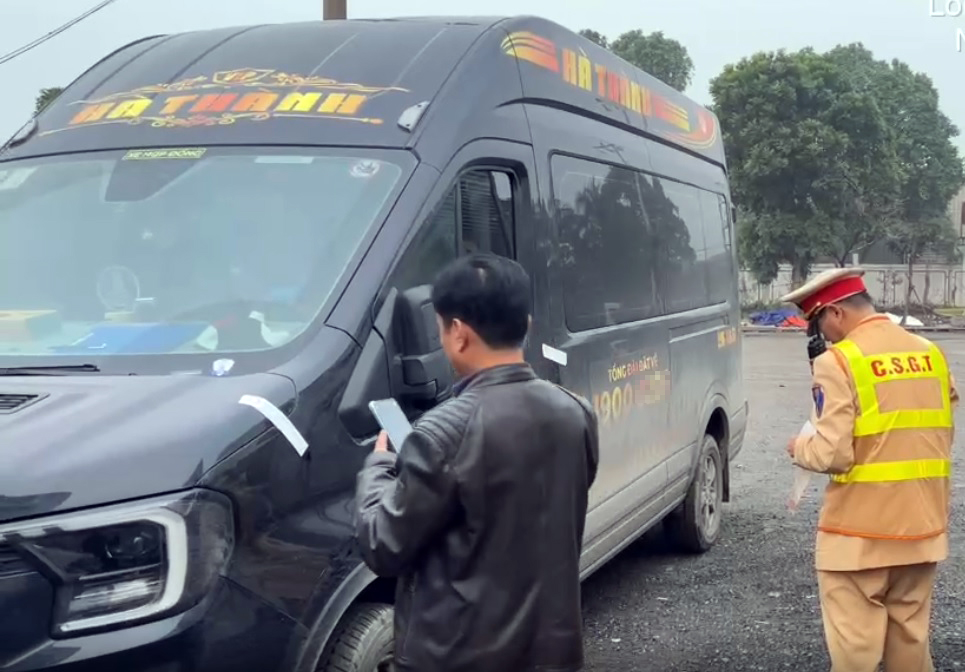 T&agrave;i xế Limousine trưa uống rượu, tối chở kh&aacute;ch bị phạt 19 triệu, trừ 10 điểm bằng l&aacute;i- Ảnh 1.