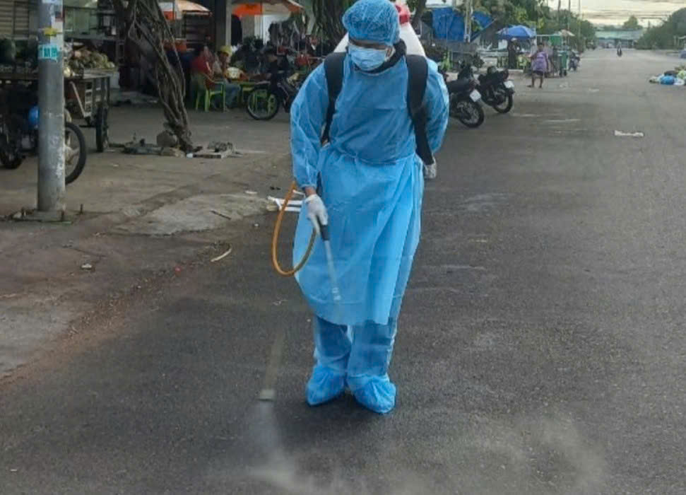 Ch&oacute; dại thả r&ocirc;ng chạy v&agrave;o chợ cắn 3 người ở B&igrave;nh Thuận- Ảnh 1.