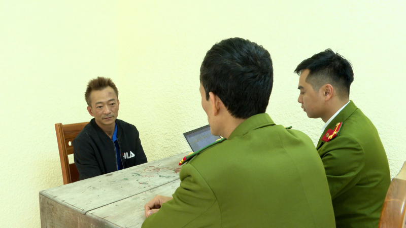 Tạm giữ h&igrave;nh sự t&agrave;i xế &ocirc; t&ocirc; k&eacute;o l&ecirc; xe m&aacute;y ở Vĩnh Ph&uacute;c- Ảnh 1.