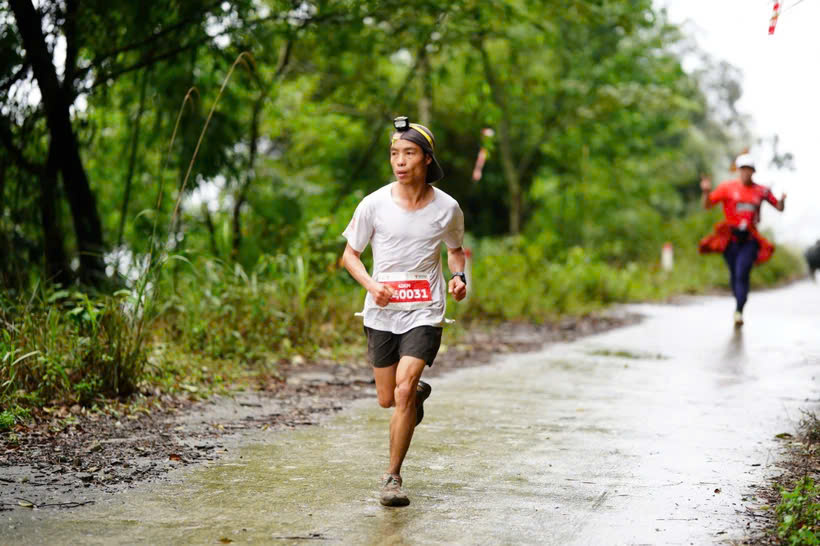 VĐV cao chưa tới 1m50 vô địch giải chạy Tam Đảo City Trail 2025- Ảnh 1. VĐV cao chưa tới 1m50 vô địch giải chạy Tam Đảo City Trail 2025- Ảnh 1.