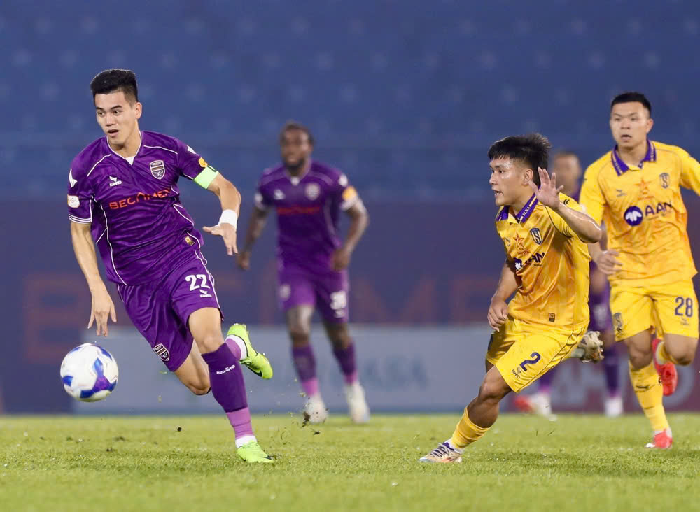 Tiến Linh s&aacute;ng cửa ph&aacute; kỷ lục ghi b&agrave;n ở V-League- Ảnh 1.