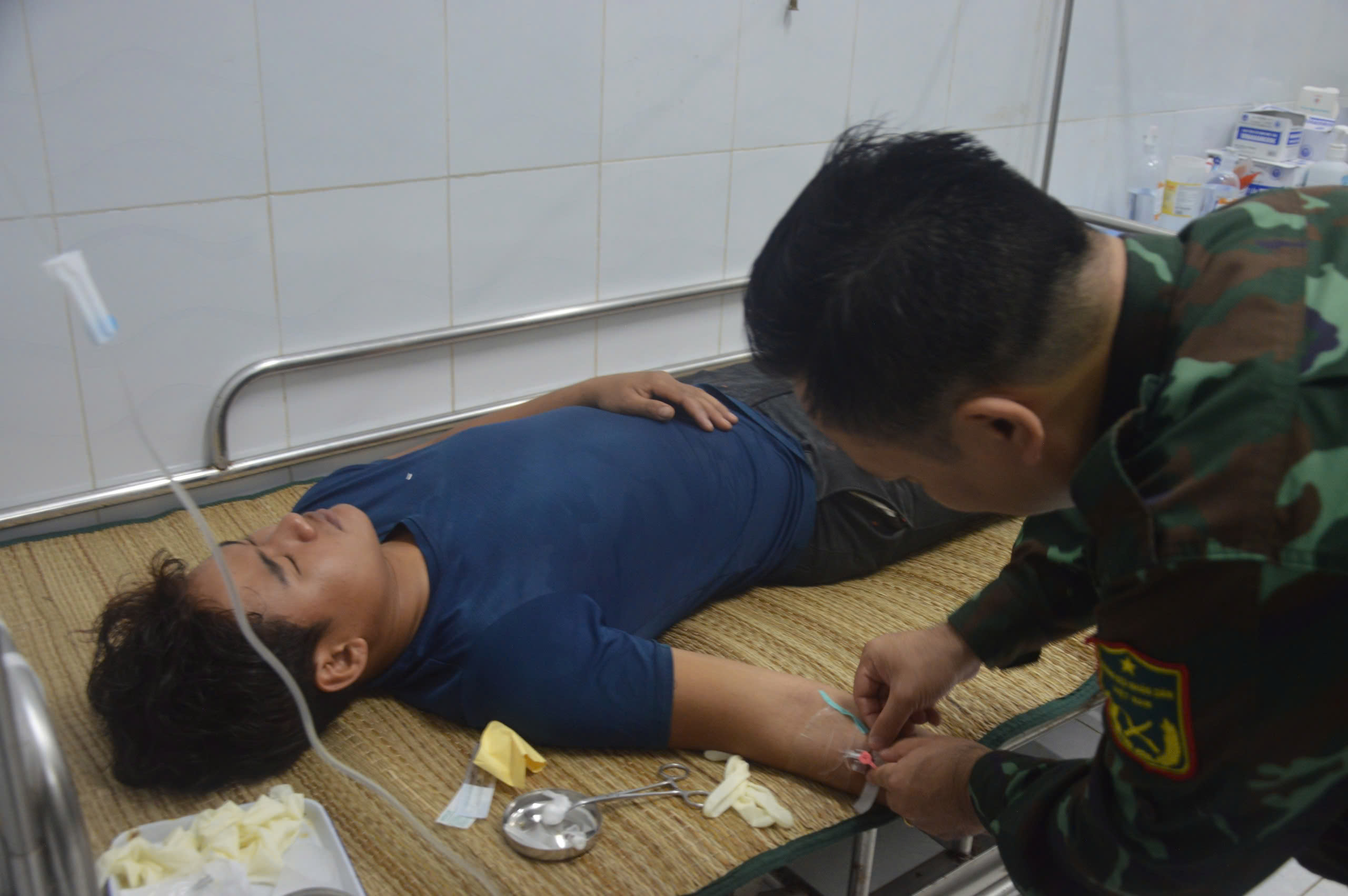 Ăn c&aacute; hồng c&acirc;u tr&ecirc;n biển, 6 ngư d&acirc;n bị ngộ độc nặng- Ảnh 1.
