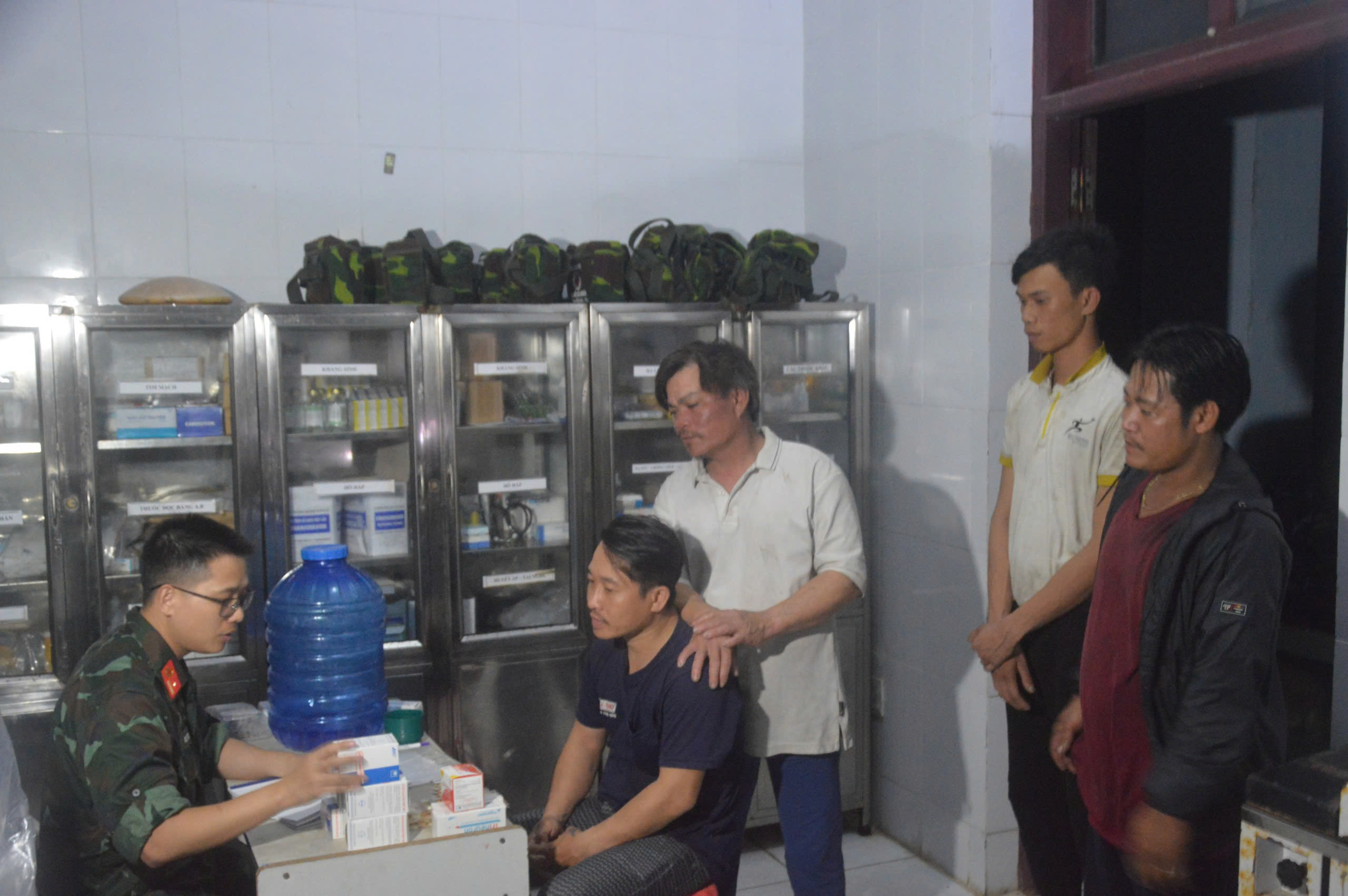 Ăn c&aacute; hồng c&acirc;u tr&ecirc;n biển, 6 ngư d&acirc;n bị ngộ độc nặng- Ảnh 3.