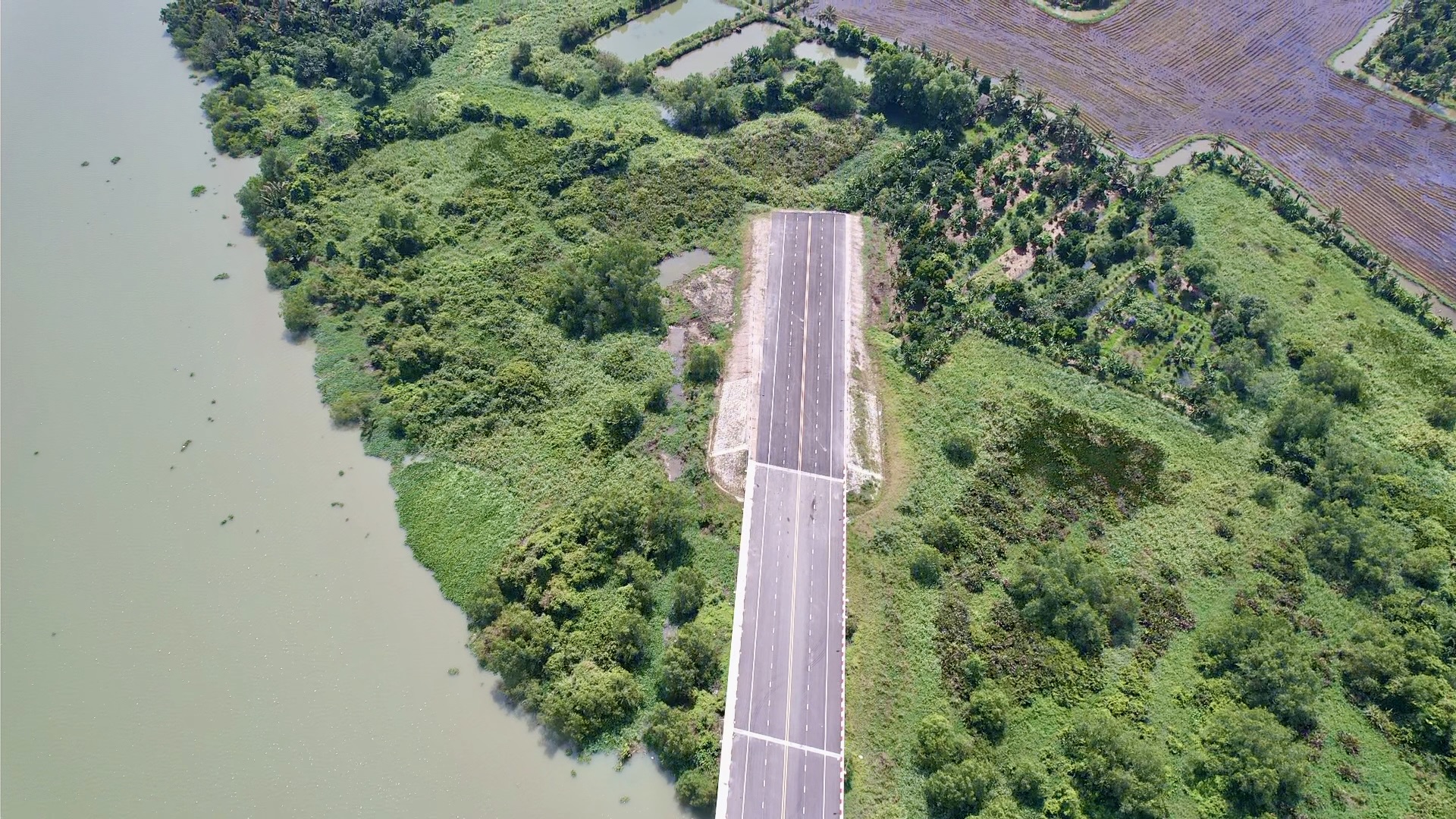 Cầu Vàm Cái Sứt xây xong vẫn đóng vì thiếu đường nối về cao tốc TP.HCM - Long Thành- Ảnh 11. Cầu Vàm Cái Sứt xây xong vẫn đóng vì thiếu đường nối về cao tốc TP.HCM - Long Thành- Ảnh 11.