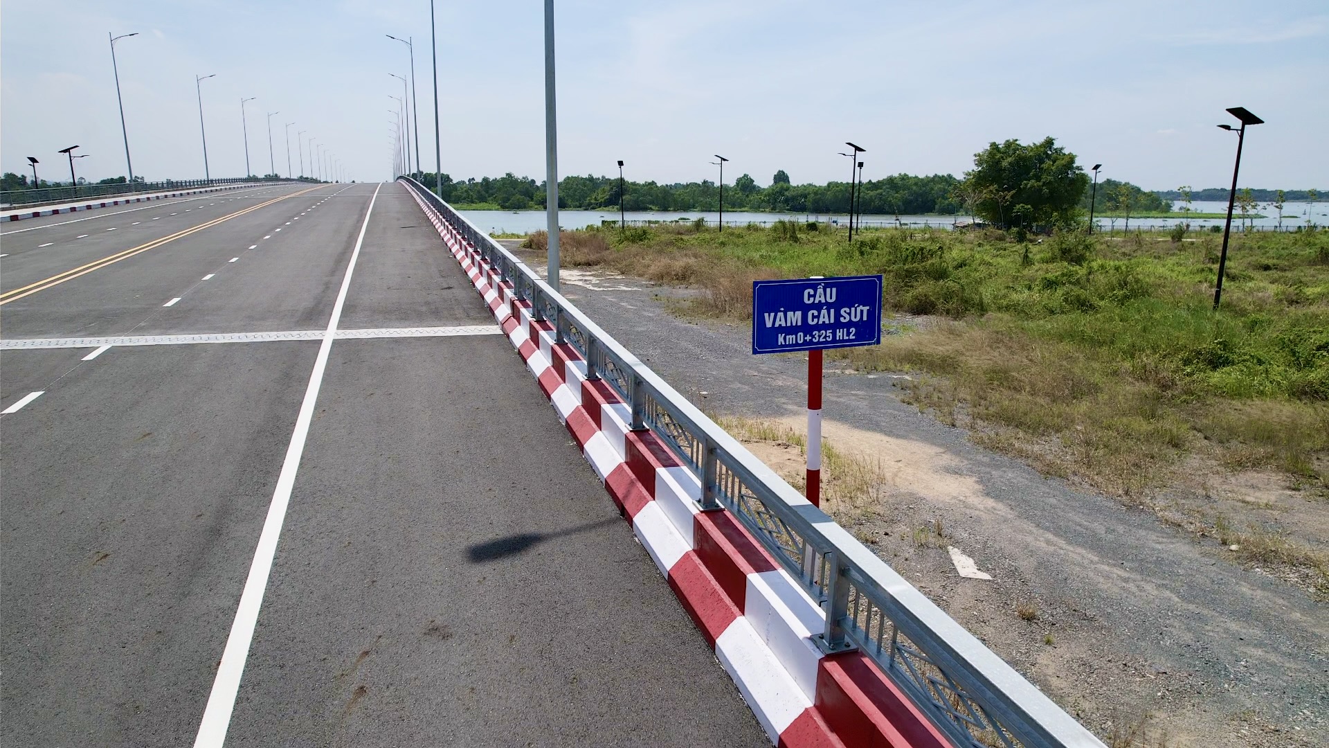 Cầu Vàm Cái Sứt xây xong vẫn đóng vì thiếu đường nối về cao tốc TP.HCM - Long Thành- Ảnh 2. Cầu Vàm Cái Sứt xây xong vẫn đóng vì thiếu đường nối về cao tốc TP.HCM - Long Thành- Ảnh 2.