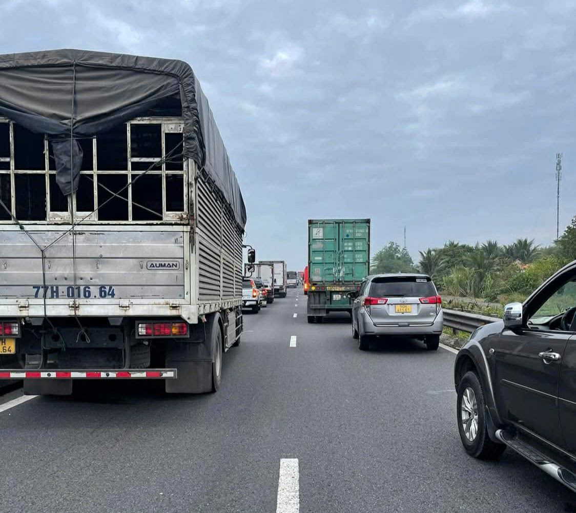 &Ocirc; t&ocirc; 5 chỗ va chạm xe container tr&ecirc;n cao tốc, một phụ nữ nguy kịch- Ảnh 2.