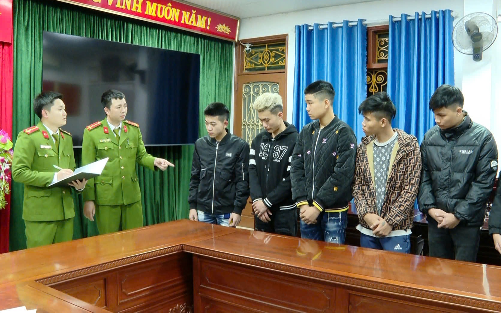 Triệu tập nh&oacute;m thanh ni&ecirc;n cầm hung kh&iacute; đến s&acirc;n b&oacute;ng đ&aacute; đ&aacute;nh người