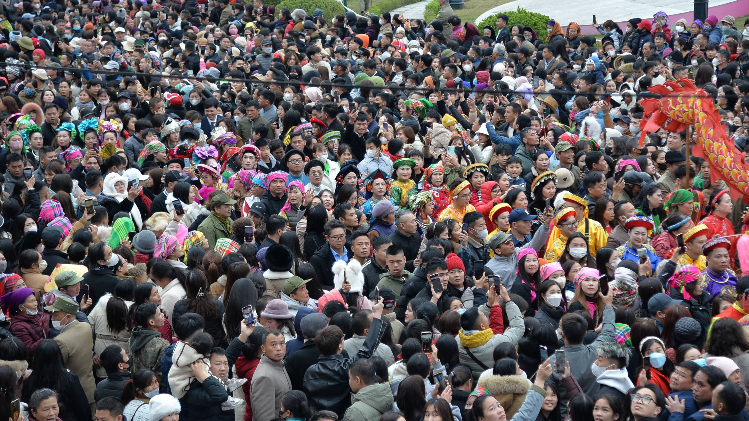 Lạng Sơn thu gần 1.000 tỷ đồng sau một tuần mở hội Kỳ C&ugrave;ng - Tả Phủ- Ảnh 3.