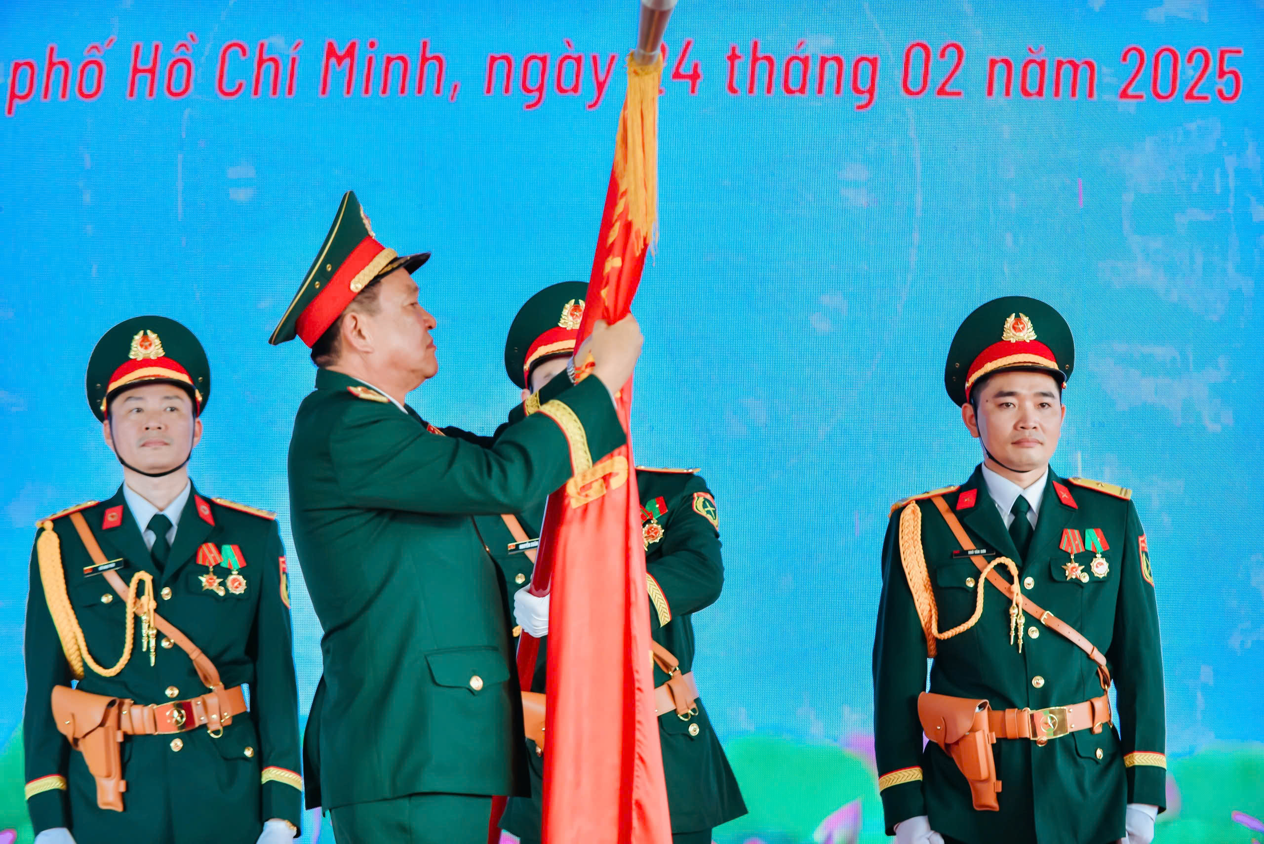 Khoa Hồi sức t&iacute;ch cực Bệnh viện Qu&acirc;n y 175 đ&oacute;n nhận danh hiệu Anh h&ugrave;ng lần 2- Ảnh 2.