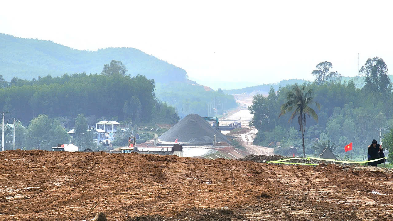 Không để mưa lớn cản tiến độ cao tốc Quảng Ngãi - Hoài Nhơn- Ảnh 1. Không để mưa lớn cản tiến độ cao tốc Quảng Ngãi - Hoài Nhơn- Ảnh 1.