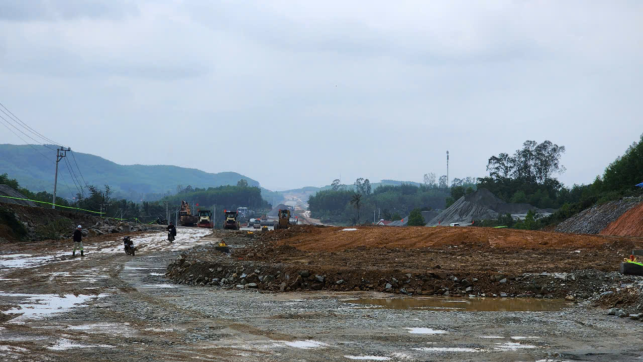 Không để mưa lớn cản tiến độ cao tốc Quảng Ngãi - Hoài Nhơn- Ảnh 3. Không để mưa lớn cản tiến độ cao tốc Quảng Ngãi - Hoài Nhơn- Ảnh 3.