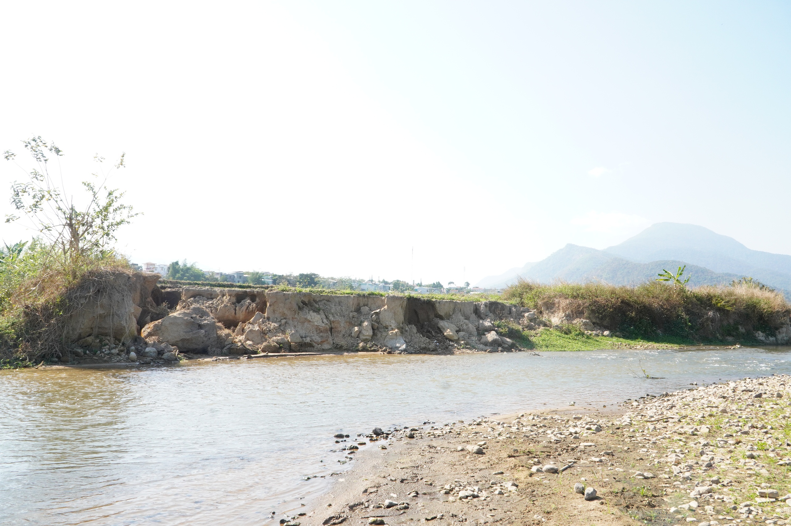 Kon Tum: Thiếu ngân sách, dự án chống sạt lở dở dang- Ảnh 1. Kon Tum: Thiếu ngân sách, dự án chống sạt lở dở dang- Ảnh 1.