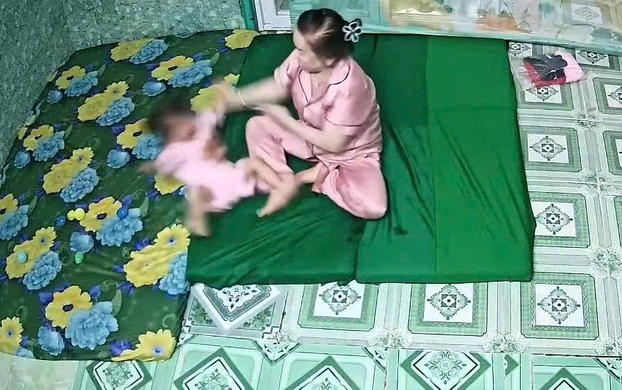 Khởi tố bảo mẫu h&agrave;nh hạ trẻ em ở Long An- Ảnh 1.