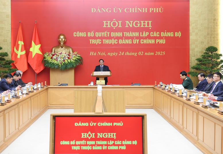 Thủ tướng trao quyết định th&agrave;nh lập 15 đảng bộ trực thuộc Đảng ủy Ch&iacute;nh phủ- Ảnh 2.