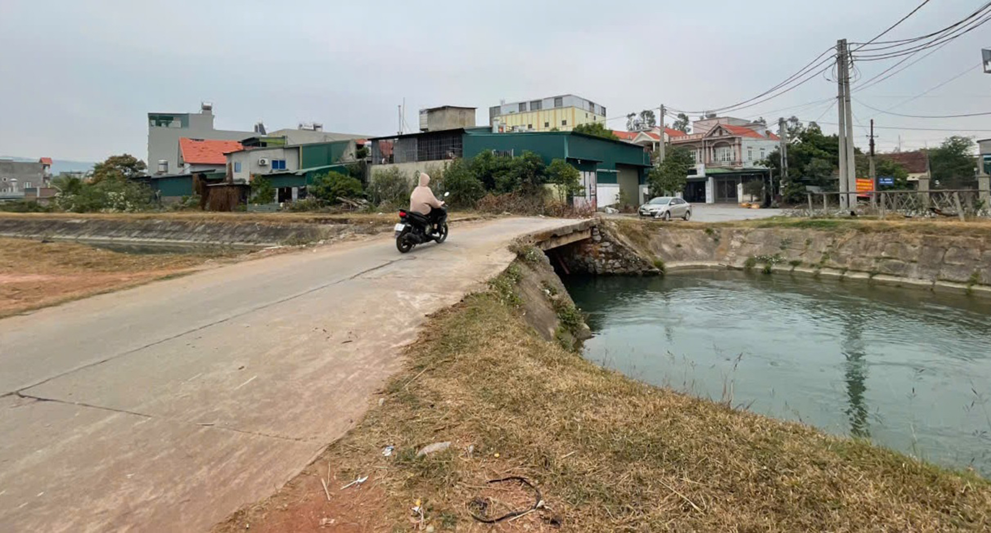 Quảng Ninh: Nguy cơ mất an to&agrave;n, tai nạn ở k&ecirc;nh dẫn nước hồ Y&ecirc;n Lập- Ảnh 1.