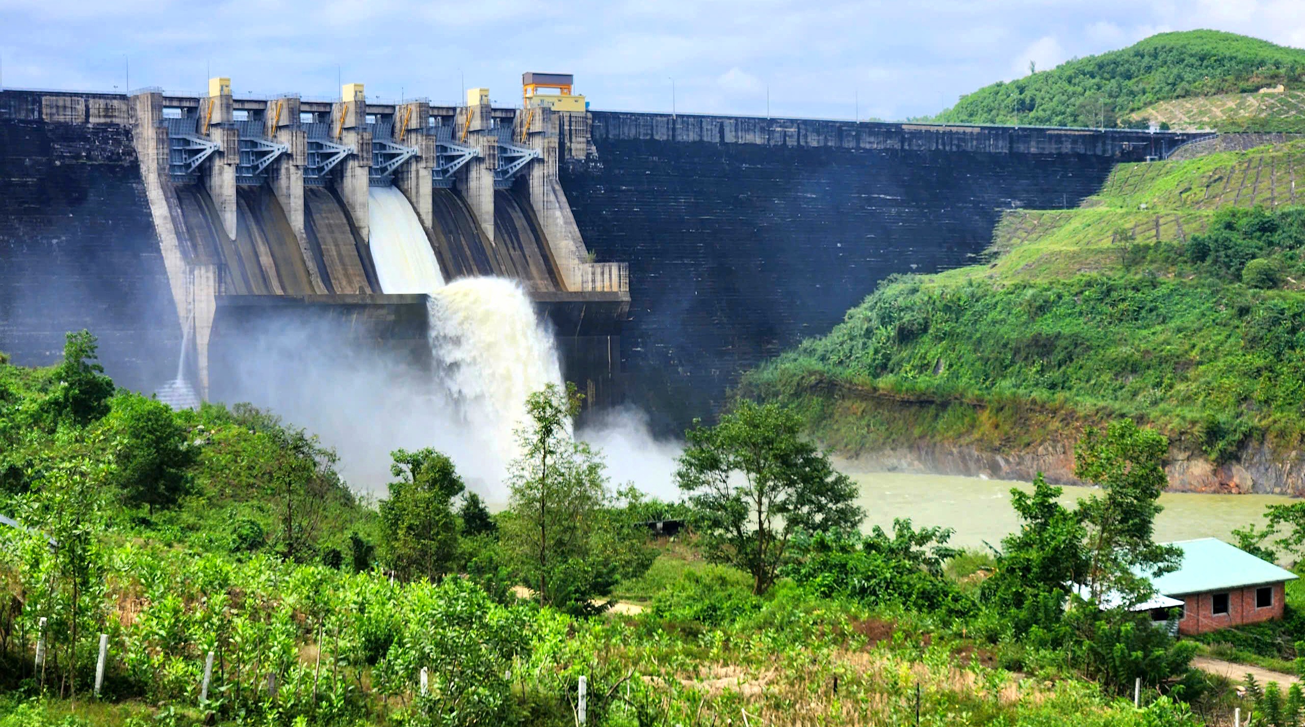 Mưa lớn tr&aacute;i m&ugrave;a, 3 thủy điện ở Quảng Nam xả tr&agrave;n- Ảnh 1.