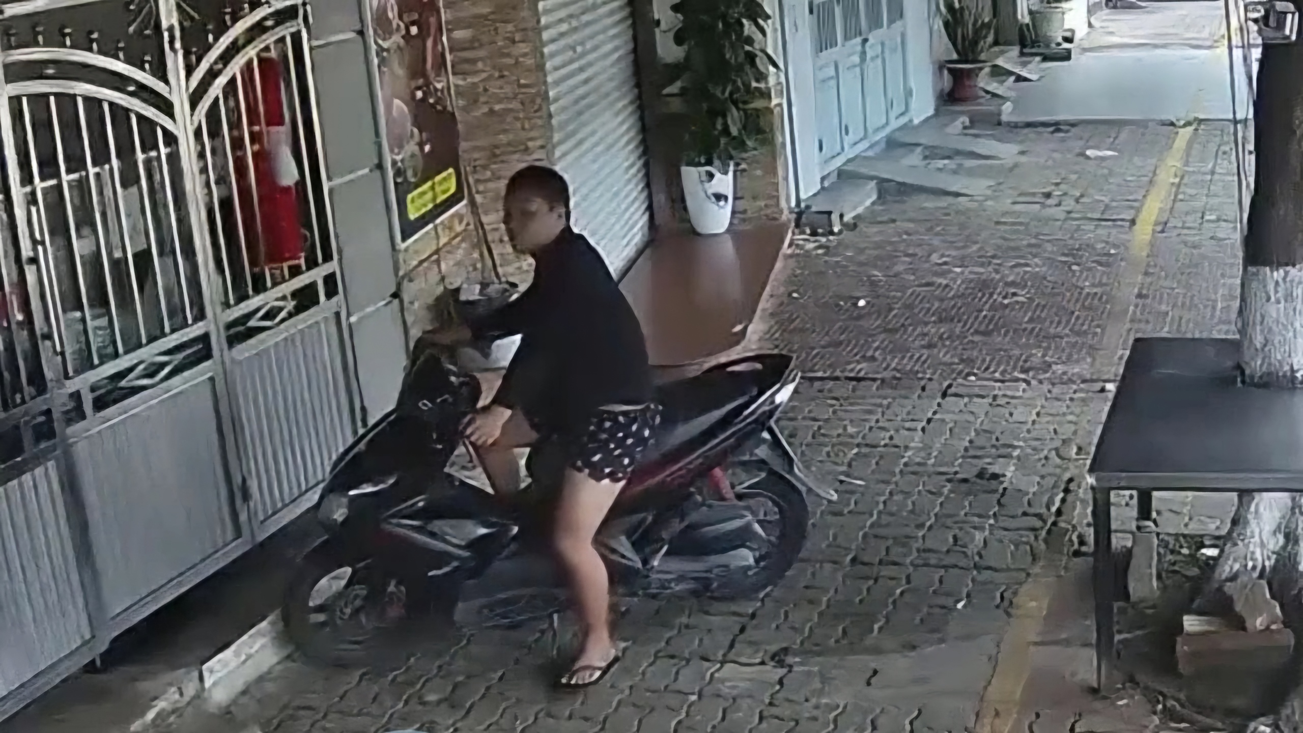 Camera "bắt quả tang" t&ecirc;n trộm xe m&aacute;y ở Đ&agrave; Nẵng- Ảnh 1.