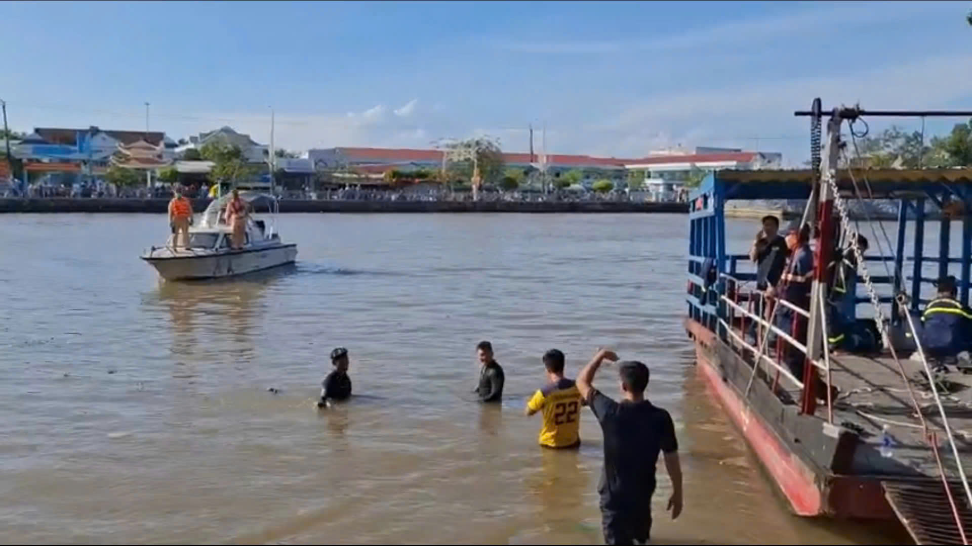 Người đ&agrave;n &ocirc;ng bất ngờ rơi khỏi ph&agrave; khi qua s&ocirc;ng Mang Th&iacute;t- Ảnh 1.
