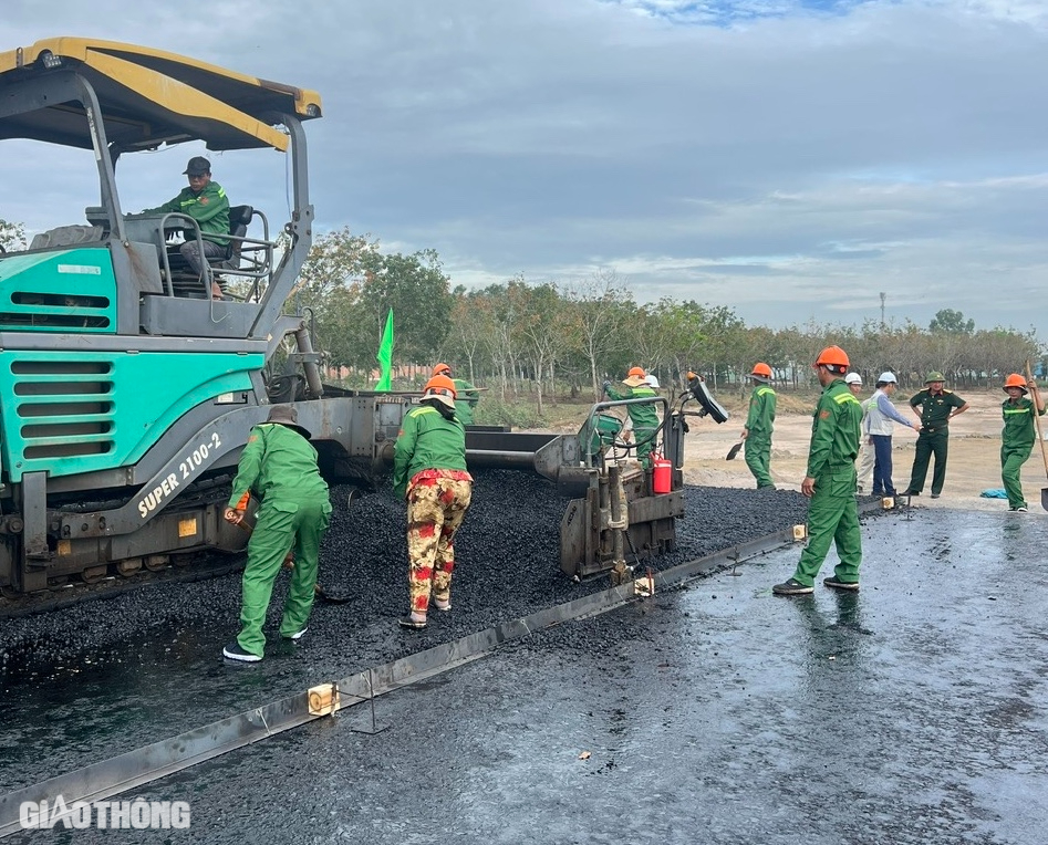 Thảm những m&eacute;t b&ecirc; t&ocirc;ng nhựa đầu ti&ecirc;n ở dự &aacute;n th&agrave;nh phần 2 cao tốc Bi&ecirc;n H&ograve;a - Vũng T&agrave;u- Ảnh 4.