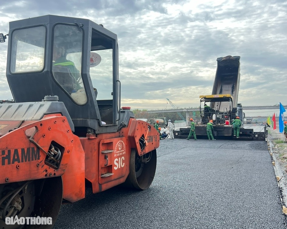 Thảm những m&eacute;t b&ecirc; t&ocirc;ng nhựa đầu ti&ecirc;n ở dự &aacute;n th&agrave;nh phần 2 cao tốc Bi&ecirc;n H&ograve;a - Vũng T&agrave;u- Ảnh 1.