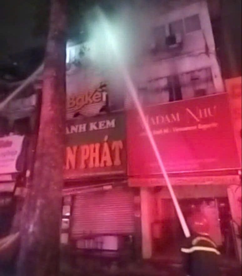 Ch&aacute;y lớn ở cửa h&agrave;ng b&aacute;nh kem, 8 người mắc kẹt- Ảnh 1.