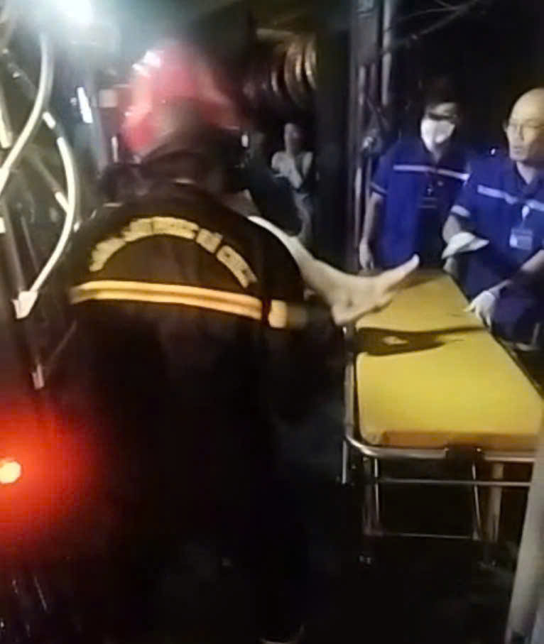 Ch&aacute;y lớn ở cửa h&agrave;ng b&aacute;nh kem, 8 người mắc kẹt- Ảnh 4.