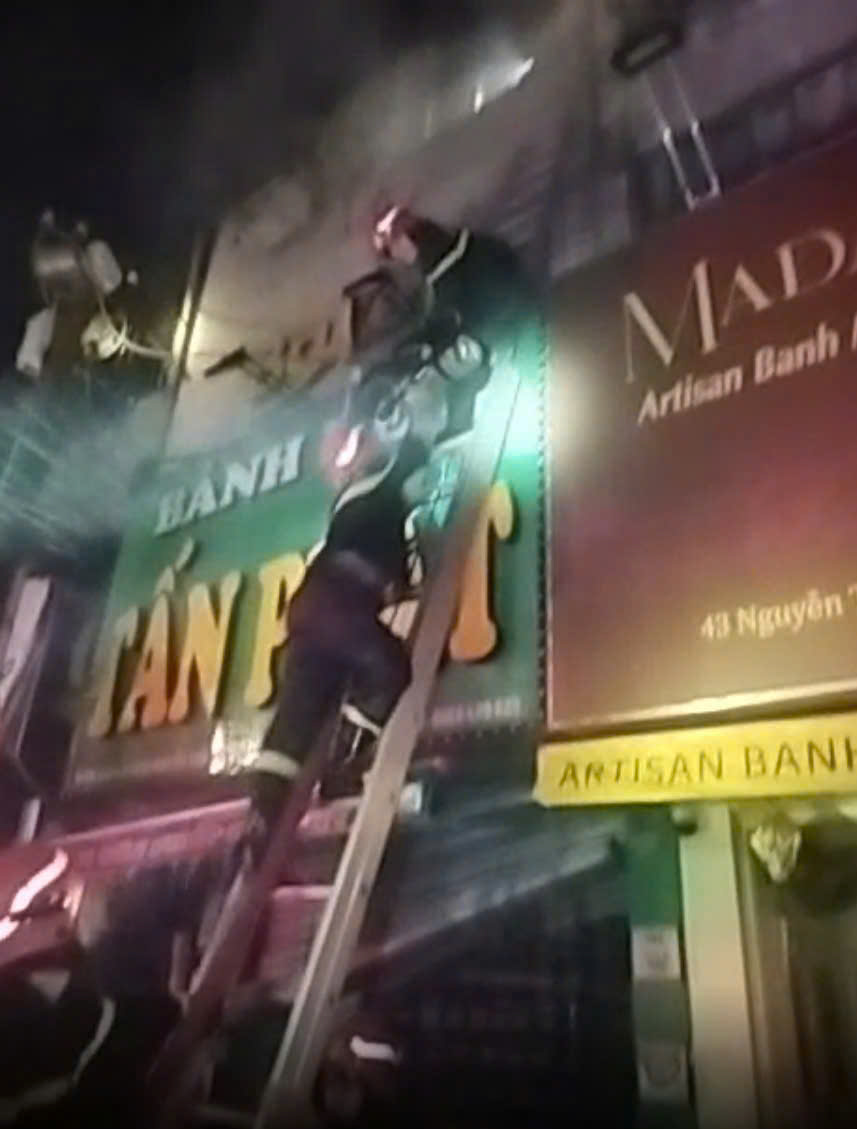 Ch&aacute;y lớn ở cửa h&agrave;ng b&aacute;nh kem, 8 người mắc kẹt- Ảnh 2.