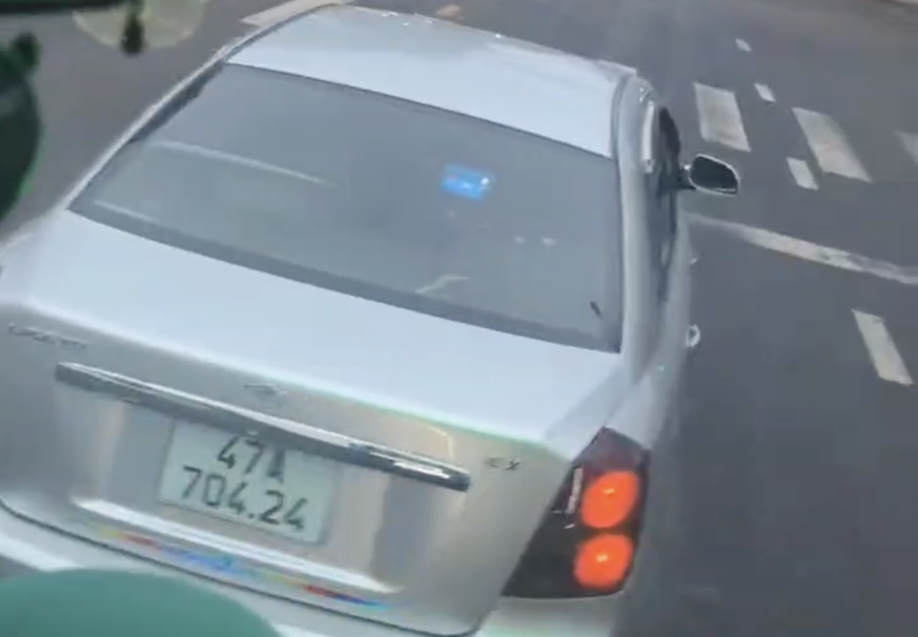 C&ocirc;ng an Đắk Lắk v&agrave;o cuộc vụ &ocirc; t&ocirc; con chặn đầu xe kh&aacute;ch tr&ecirc;n QL26, t&agrave;i xế th&aacute;ch đố nhau- Ảnh 1.