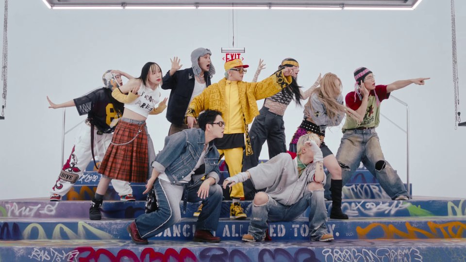 "Ông hoàng Kpop" G-Dragon gây sốt khi tái xuất đường đua âm nhạc với album "Übermensch"- Ảnh 5. "Ông hoàng Kpop" G-Dragon gây sốt khi tái xuất đường đua âm nhạc với album "Übermensch"- Ảnh 5.