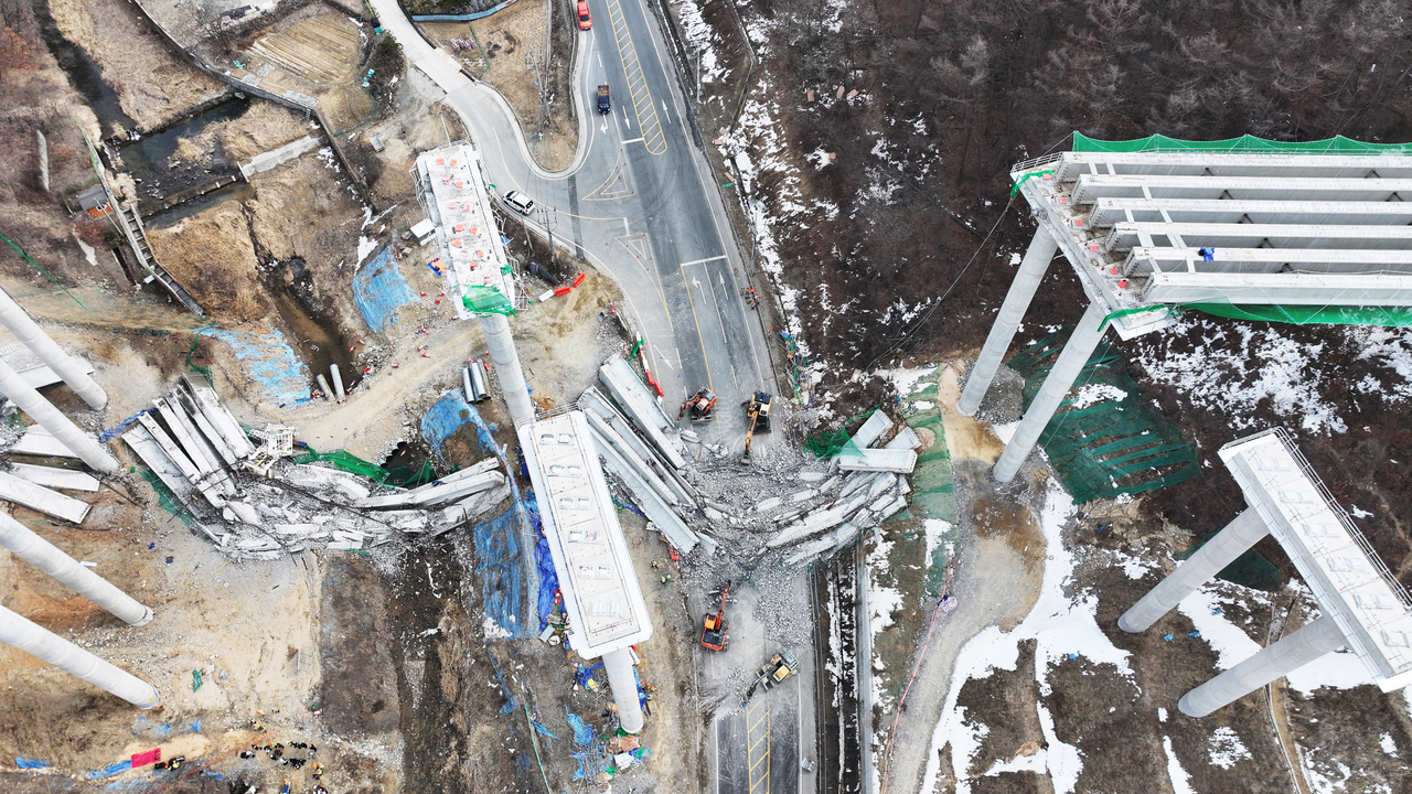 Sập cầu đang thi c&ocirc;ng ở H&agrave;n Quốc: Số người thiệt mạng tăng l&ecirc;n 4- Ảnh 1.