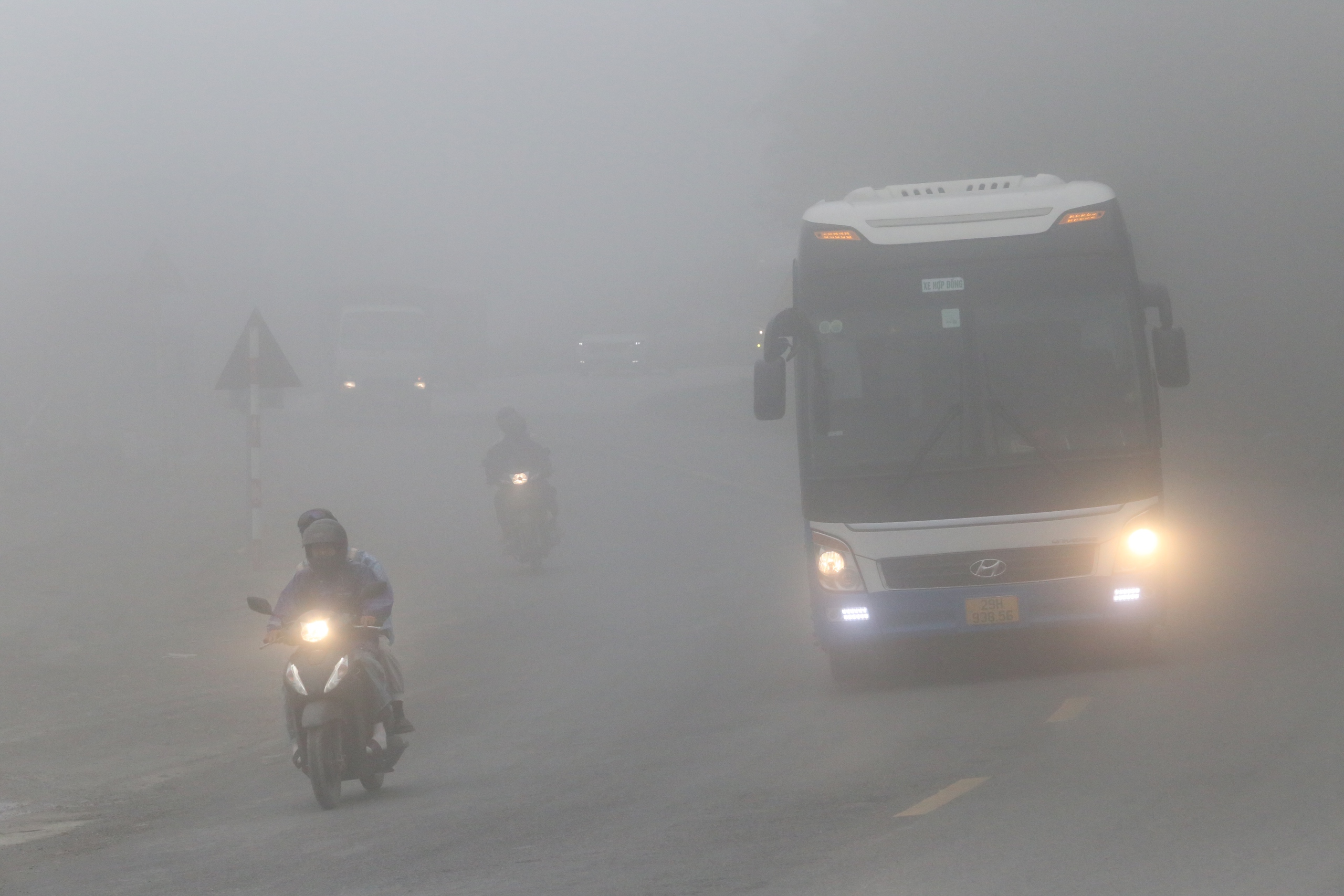 Lái xe căng mình vượt qua sương mù trên quốc lộ vừa xảy ra tai nạn khiến 6 người chết- Ảnh 6. Lái xe căng mình vượt qua sương mù trên quốc lộ vừa xảy ra tai nạn khiến 6 người chết- Ảnh 6.