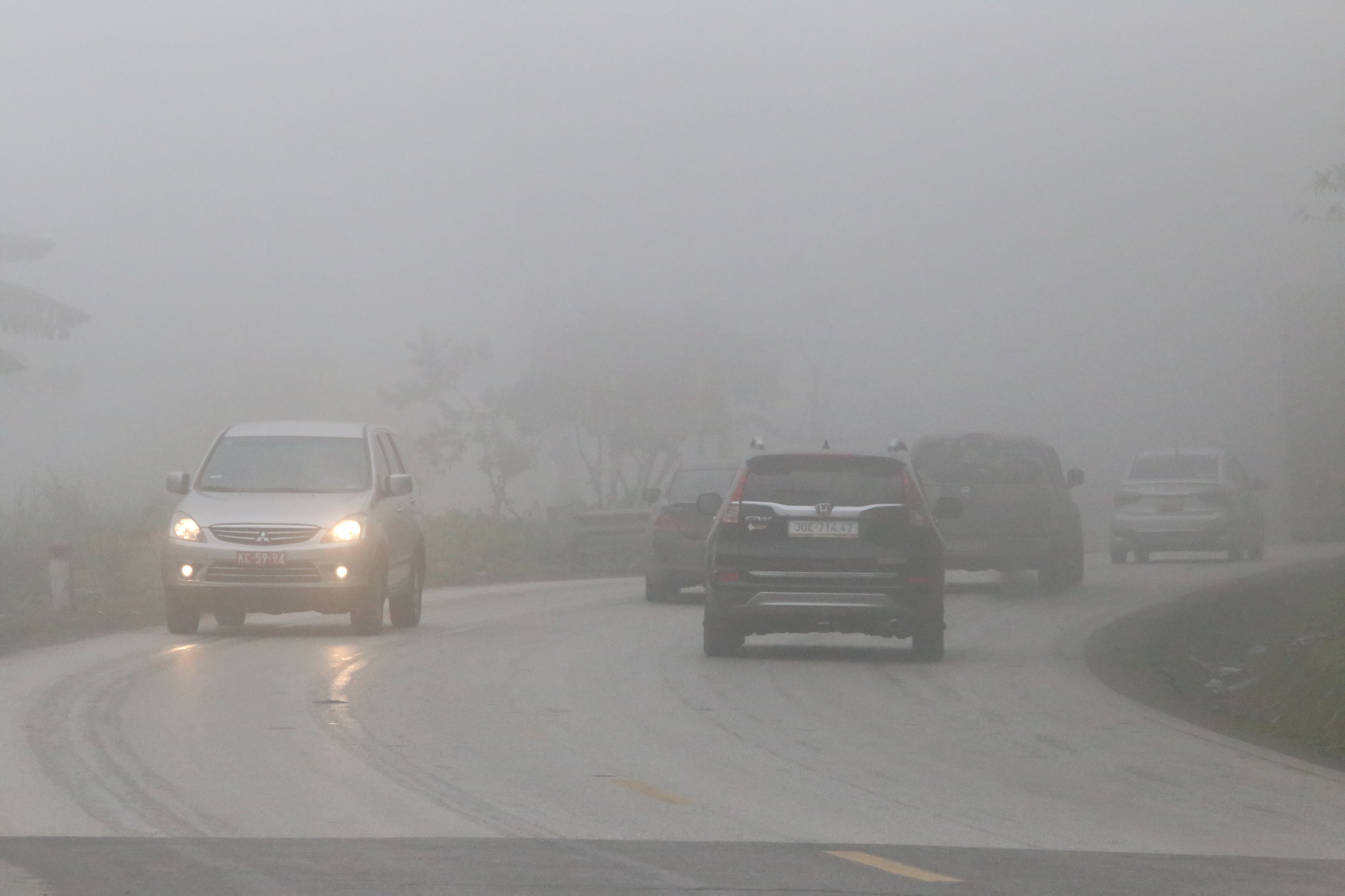 Lái xe căng mình vượt qua sương mù trên quốc lộ vừa xảy ra tai nạn khiến 6 người chết- Ảnh 9. Lái xe căng mình vượt qua sương mù trên quốc lộ vừa xảy ra tai nạn khiến 6 người chết- Ảnh 9.