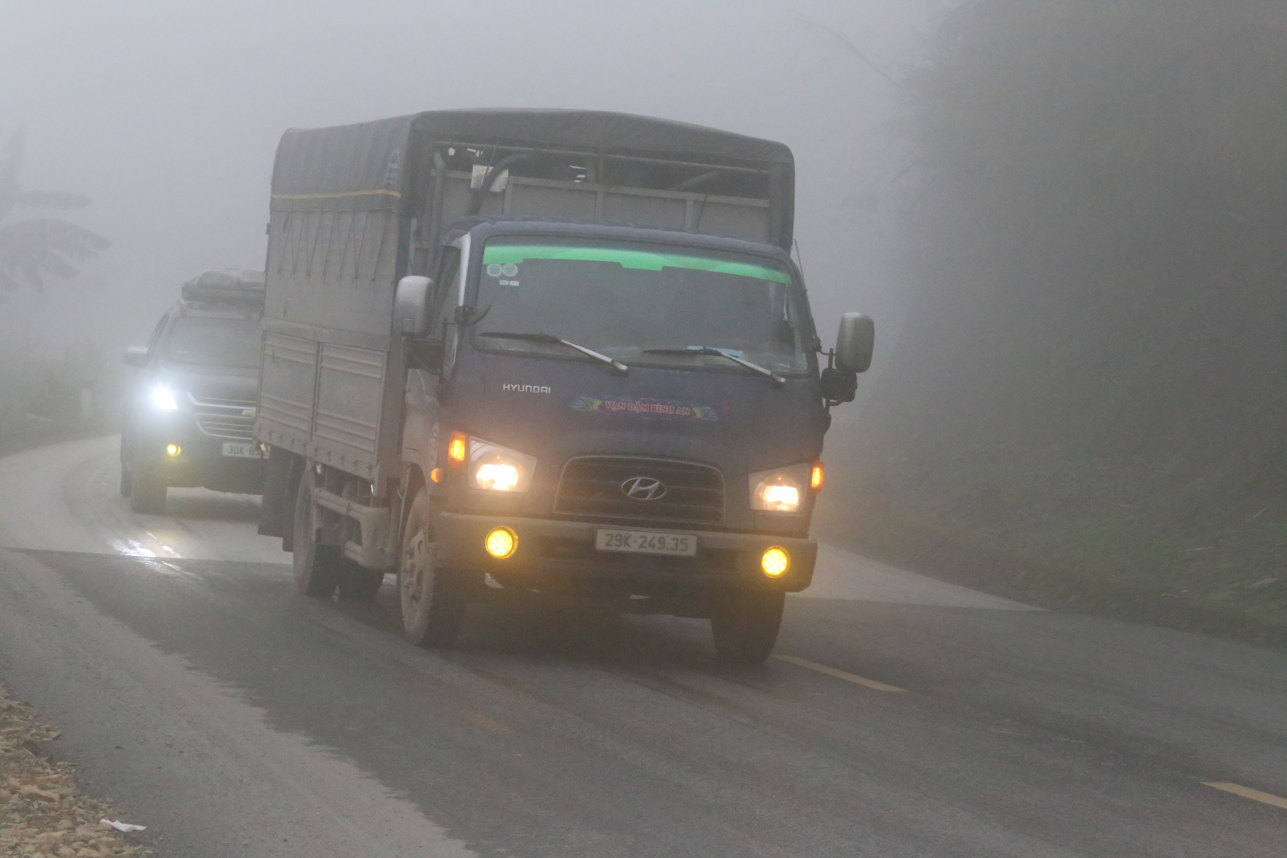 Lái xe căng mình vượt qua sương mù trên quốc lộ vừa xảy ra tai nạn khiến 6 người chết- Ảnh 7. Lái xe căng mình vượt qua sương mù trên quốc lộ vừa xảy ra tai nạn khiến 6 người chết- Ảnh 7.