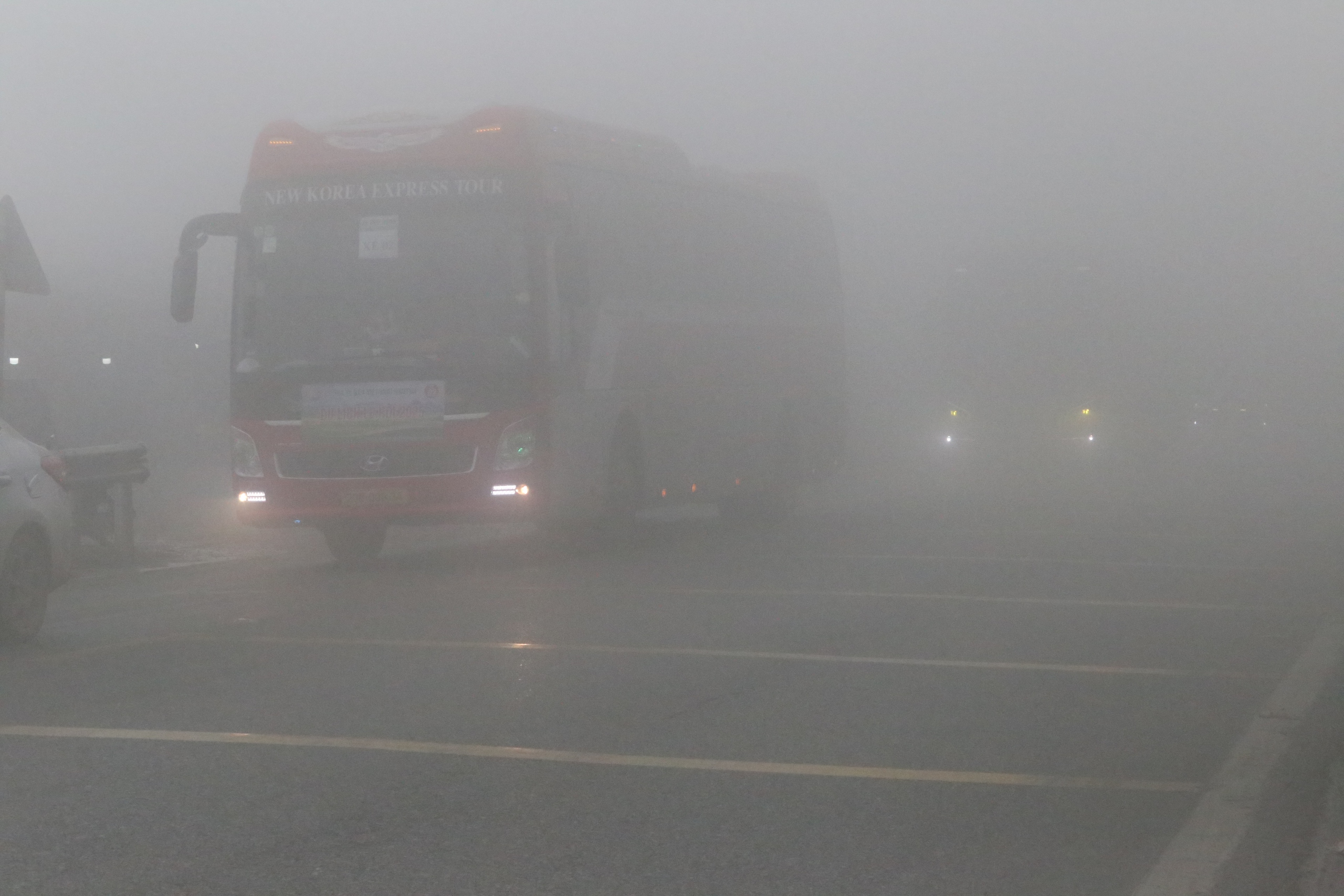 Lái xe căng mình vượt qua sương mù trên quốc lộ vừa xảy ra tai nạn khiến 6 người chết- Ảnh 8. Lái xe căng mình vượt qua sương mù trên quốc lộ vừa xảy ra tai nạn khiến 6 người chết- Ảnh 8.