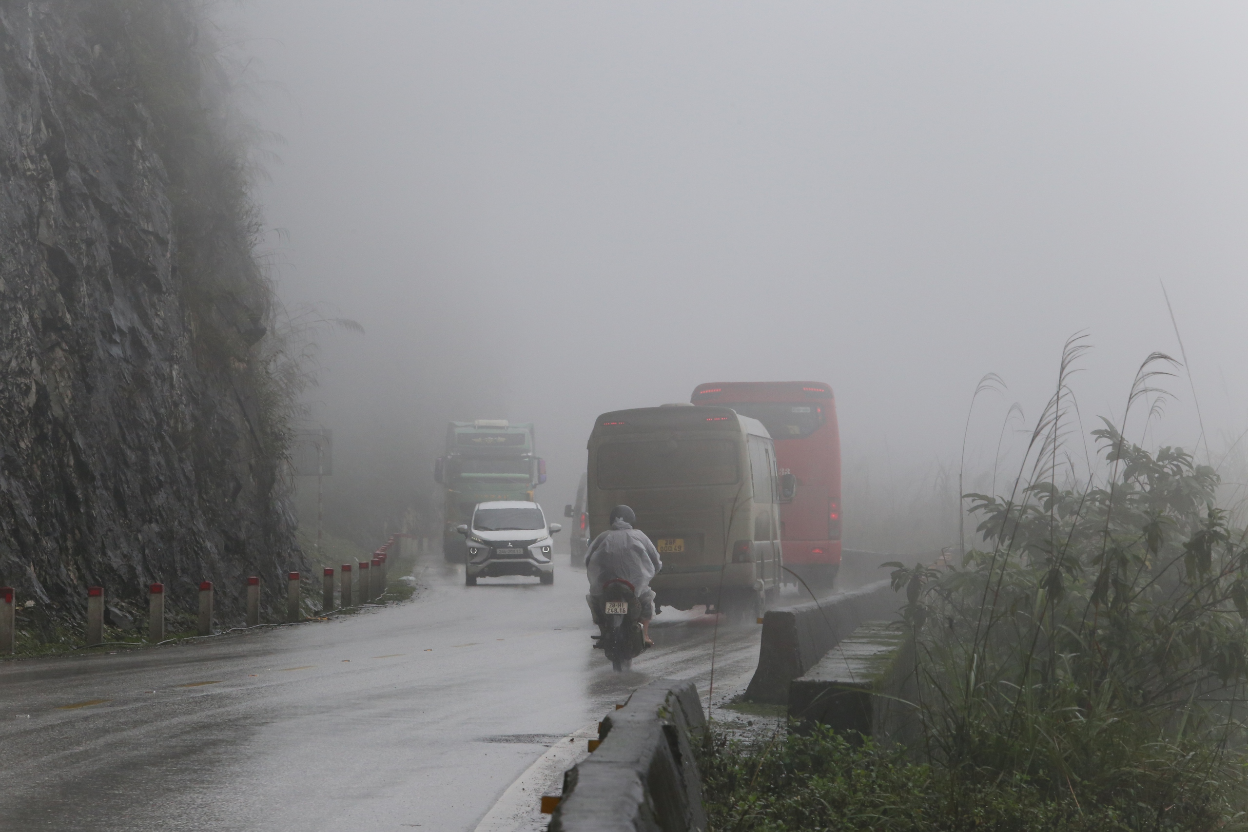 Lái xe căng mình vượt qua sương mù trên quốc lộ vừa xảy ra tai nạn khiến 6 người chết- Ảnh 13. Lái xe căng mình vượt qua sương mù trên quốc lộ vừa xảy ra tai nạn khiến 6 người chết- Ảnh 13.