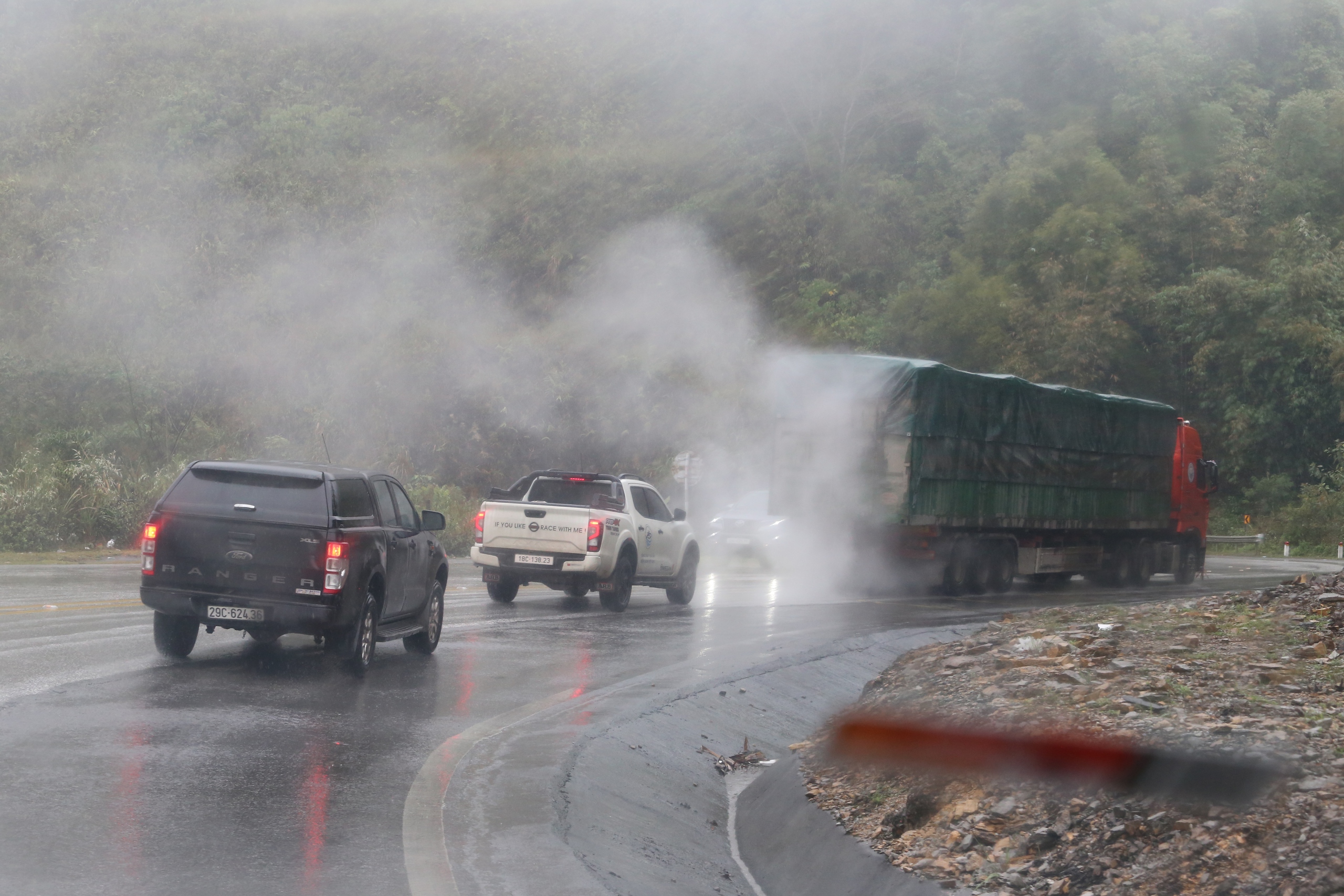 Lái xe căng mình vượt qua sương mù trên quốc lộ vừa xảy ra tai nạn khiến 6 người chết- Ảnh 11. Lái xe căng mình vượt qua sương mù trên quốc lộ vừa xảy ra tai nạn khiến 6 người chết- Ảnh 11.