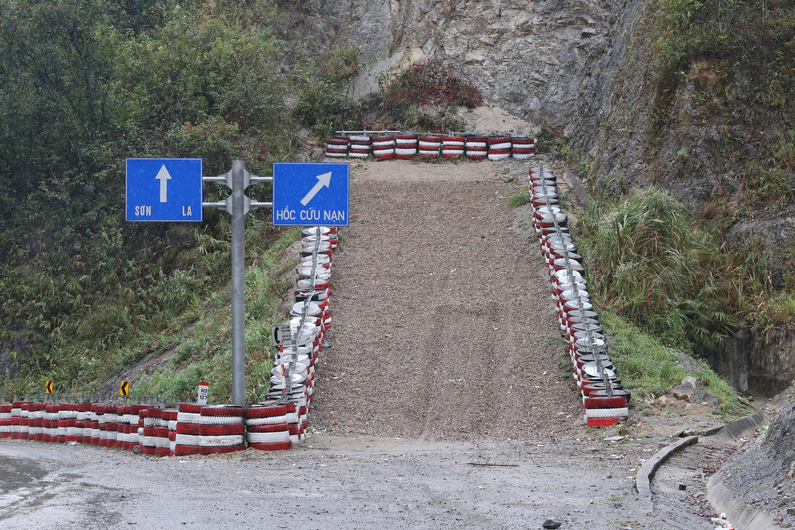 Lái xe căng mình vượt qua sương mù trên quốc lộ vừa xảy ra tai nạn khiến 6 người chết- Ảnh 17. Lái xe căng mình vượt qua sương mù trên quốc lộ vừa xảy ra tai nạn khiến 6 người chết- Ảnh 17.