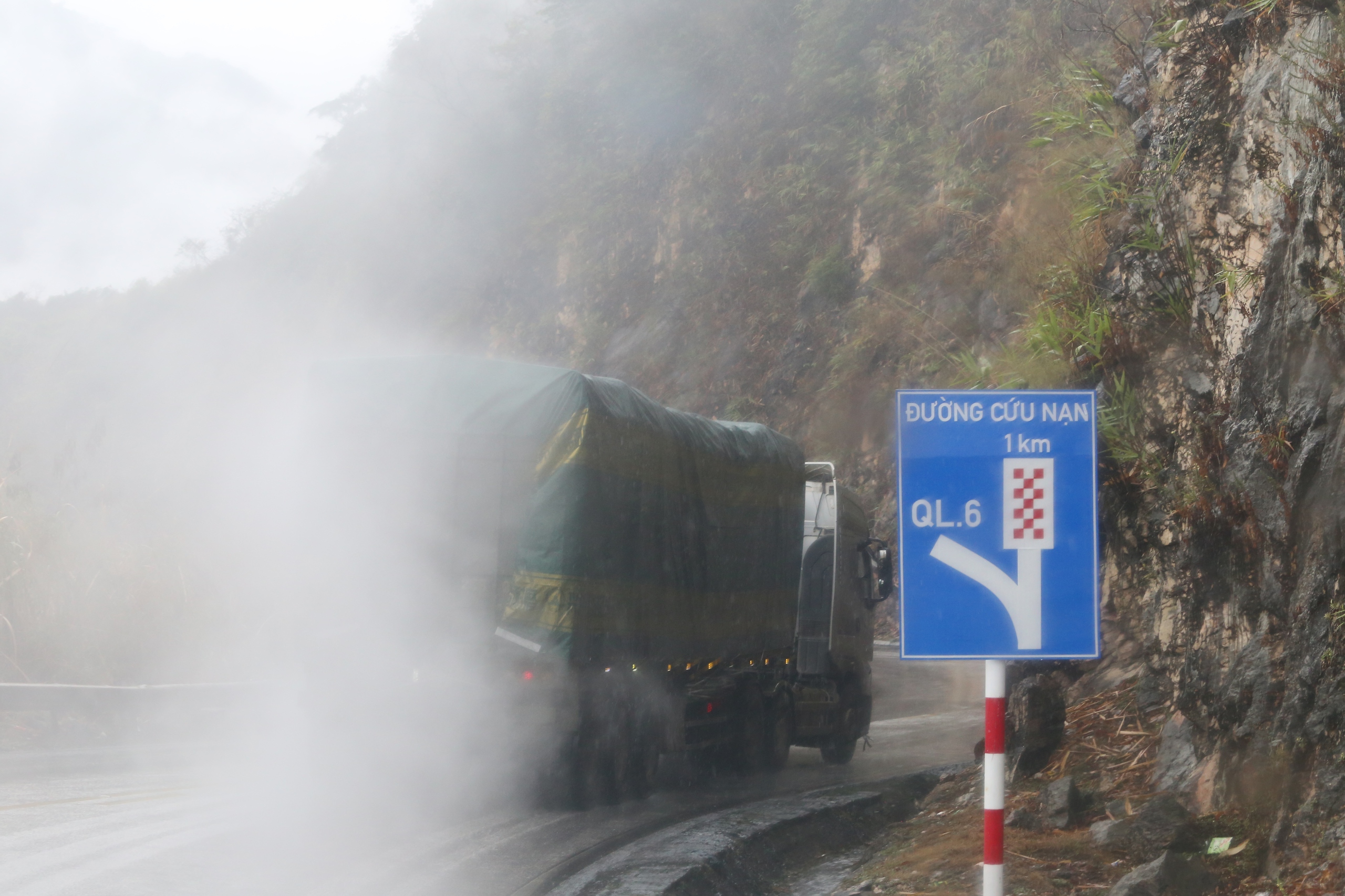 Lái xe căng mình vượt qua sương mù trên quốc lộ vừa xảy ra tai nạn khiến 6 người chết- Ảnh 12. Lái xe căng mình vượt qua sương mù trên quốc lộ vừa xảy ra tai nạn khiến 6 người chết- Ảnh 12.