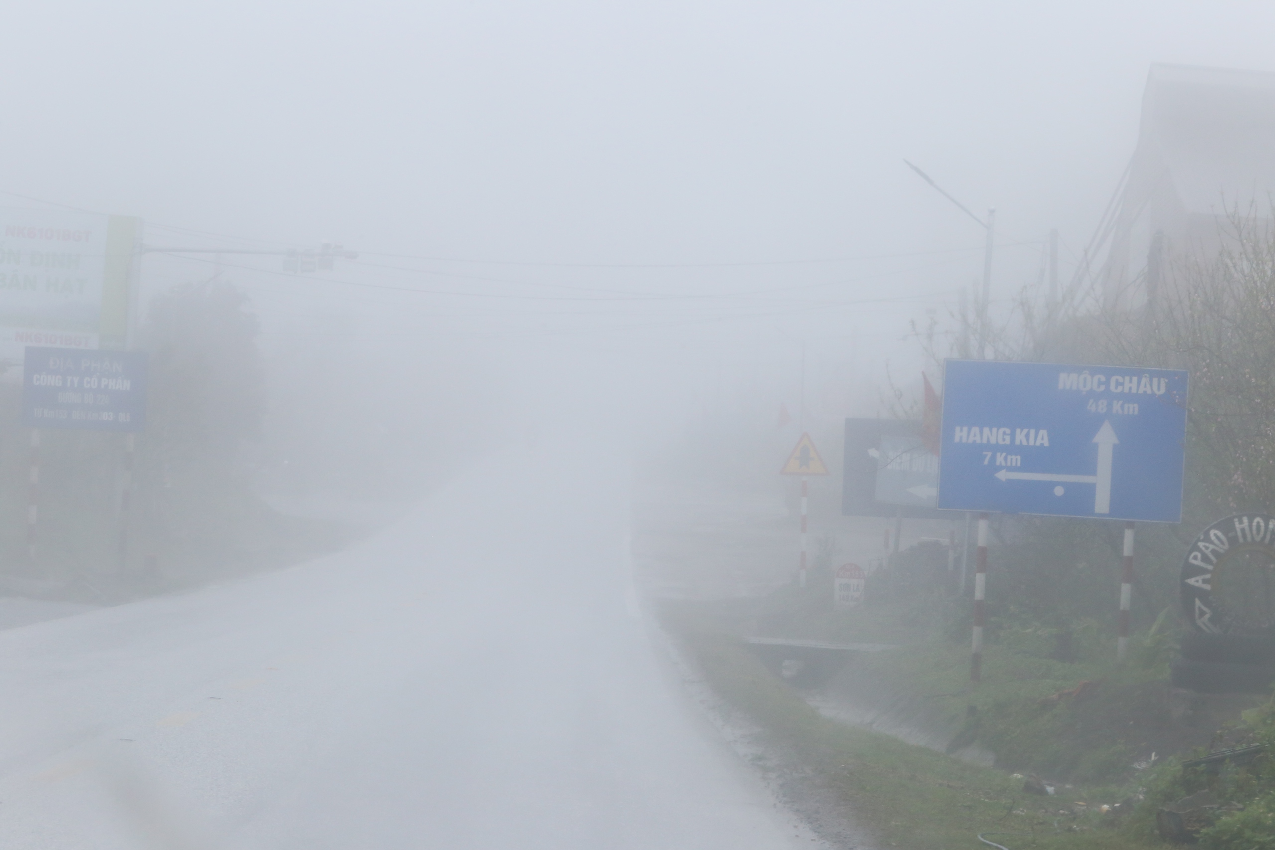 Lái xe căng mình vượt qua sương mù trên quốc lộ vừa xảy ra tai nạn khiến 6 người chết- Ảnh 14. Lái xe căng mình vượt qua sương mù trên quốc lộ vừa xảy ra tai nạn khiến 6 người chết- Ảnh 14.