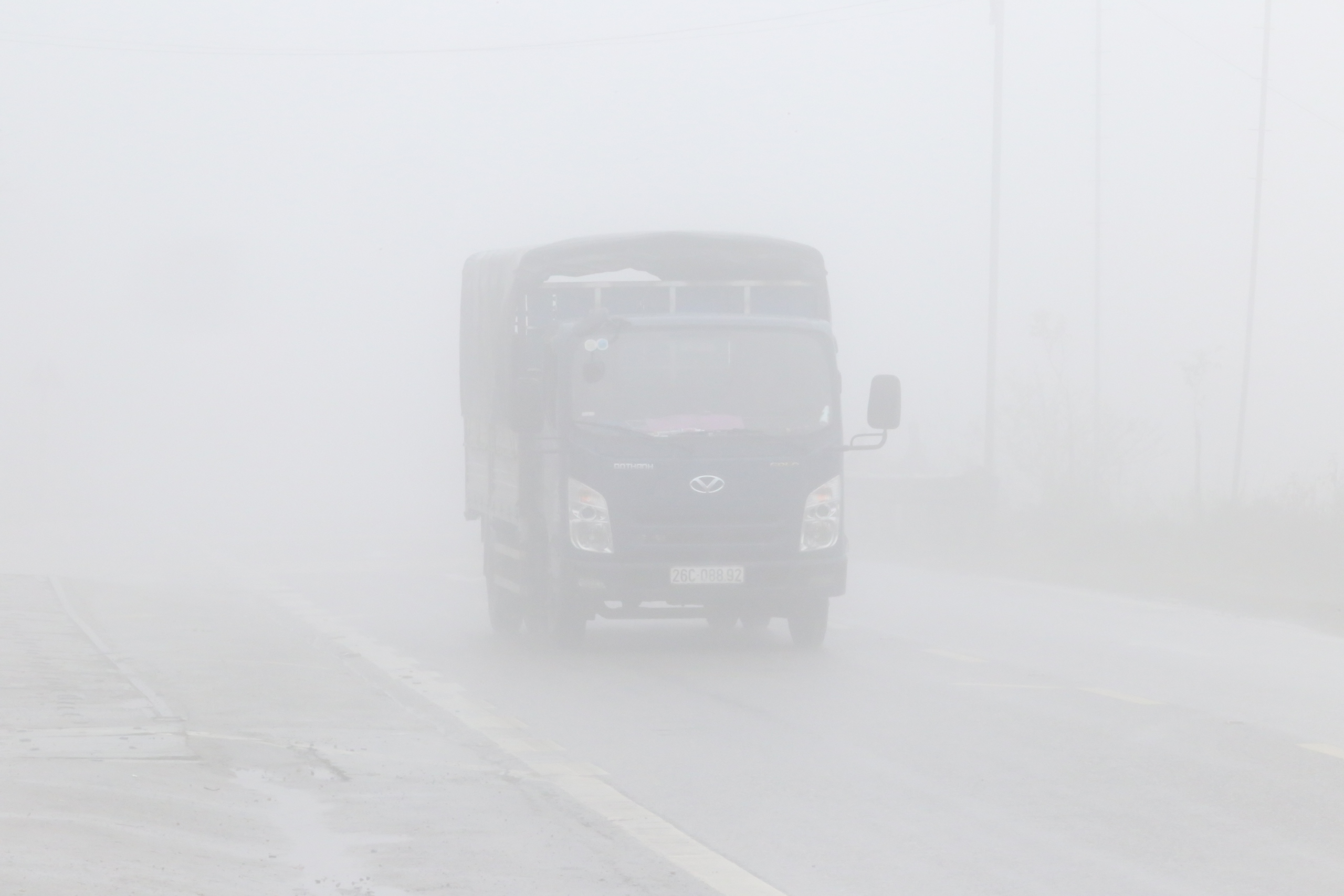 Lái xe căng mình vượt qua sương mù trên quốc lộ vừa xảy ra tai nạn khiến 6 người chết- Ảnh 18. Lái xe căng mình vượt qua sương mù trên quốc lộ vừa xảy ra tai nạn khiến 6 người chết- Ảnh 18.