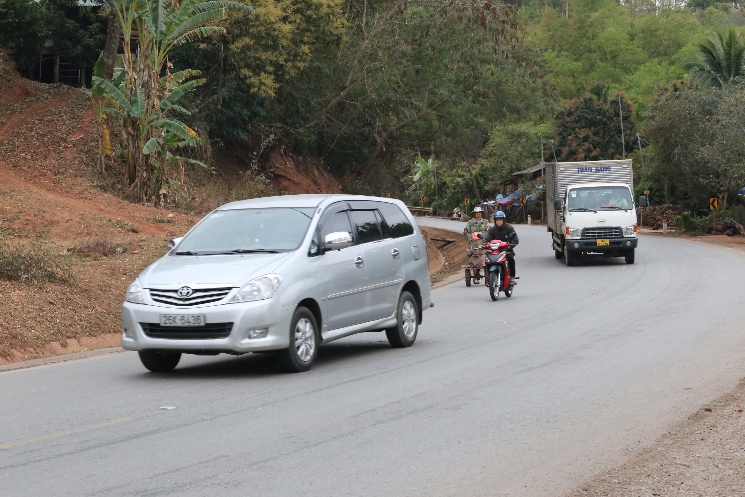 Lái xe căng mình vượt qua sương mù trên quốc lộ vừa xảy ra tai nạn khiến 6 người chết- Ảnh 2. Lái xe căng mình vượt qua sương mù trên quốc lộ vừa xảy ra tai nạn khiến 6 người chết- Ảnh 2.