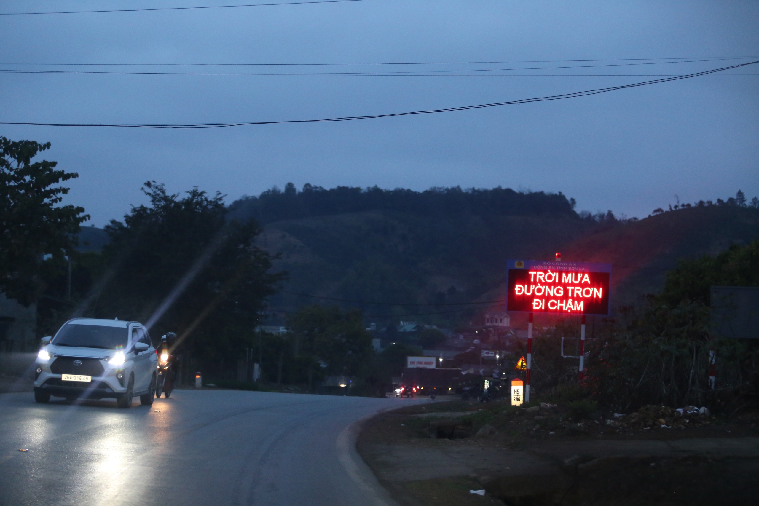 Lái xe căng mình vượt qua sương mù trên quốc lộ vừa xảy ra tai nạn khiến 6 người chết- Ảnh 16. Lái xe căng mình vượt qua sương mù trên quốc lộ vừa xảy ra tai nạn khiến 6 người chết- Ảnh 16.