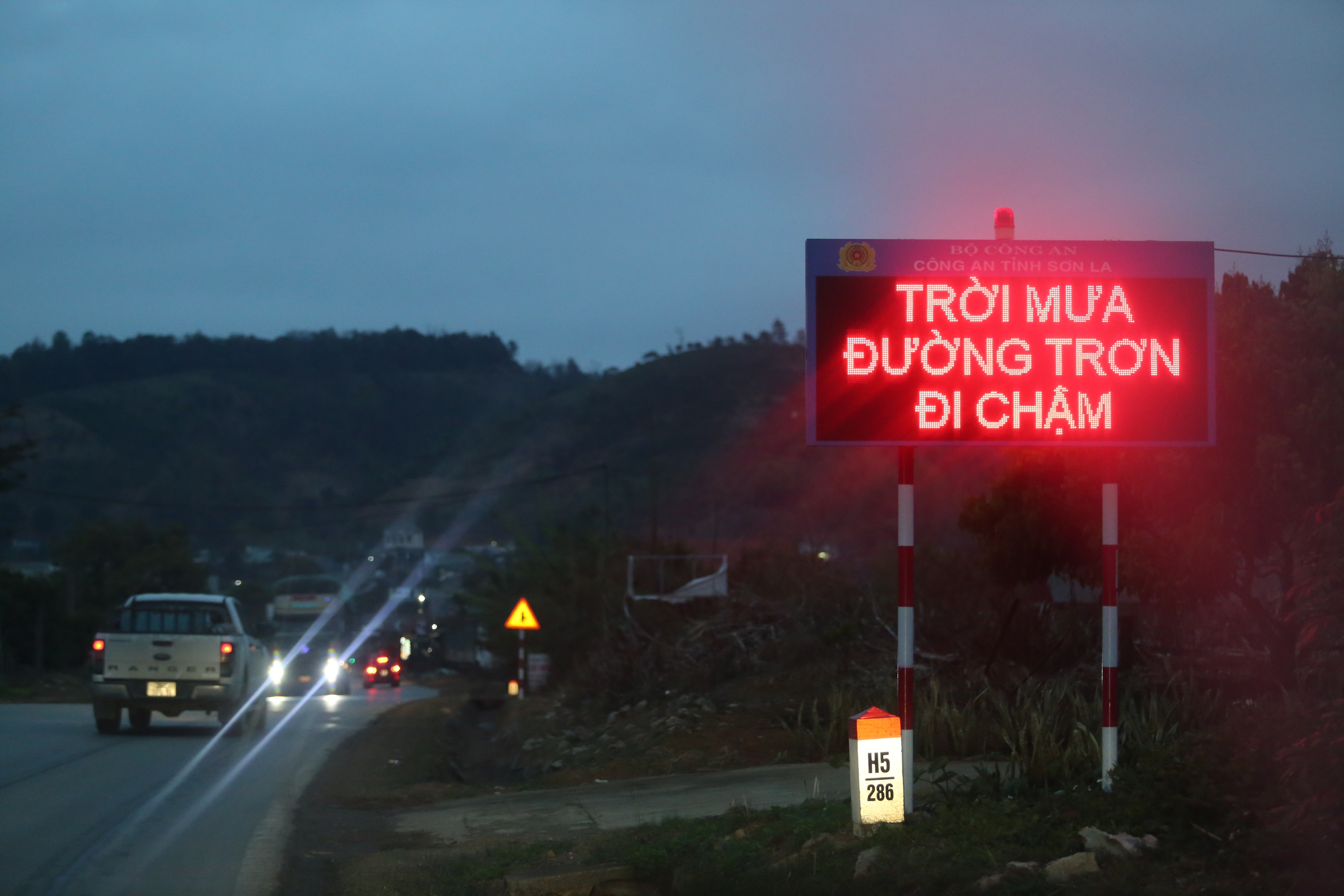 Lái xe căng mình vượt qua sương mù trên quốc lộ vừa xảy ra tai nạn khiến 6 người chết- Ảnh 15. Lái xe căng mình vượt qua sương mù trên quốc lộ vừa xảy ra tai nạn khiến 6 người chết- Ảnh 15.