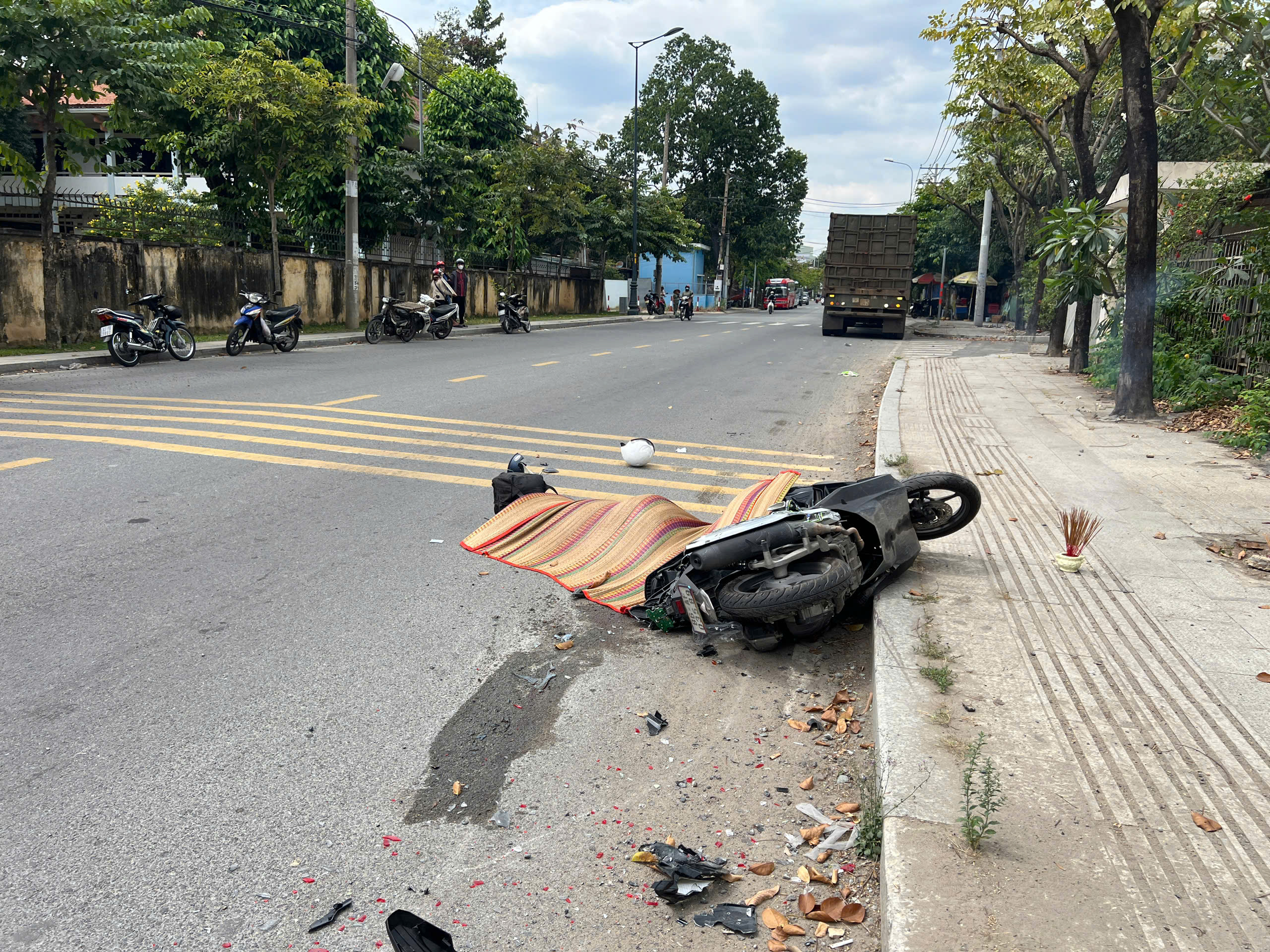 Trượt ng&atilde; xe m&aacute;y, nam sinh vi&ecirc;n bị xe đầu k&eacute;o c&aacute;n tử vong- Ảnh 1.