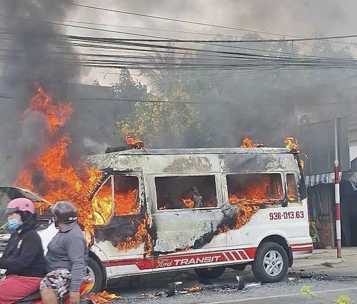 Xe cứu thương bốc ch&aacute;y ng&ugrave;n ngụt tr&ecirc;n quốc lộ 13- Ảnh 1.