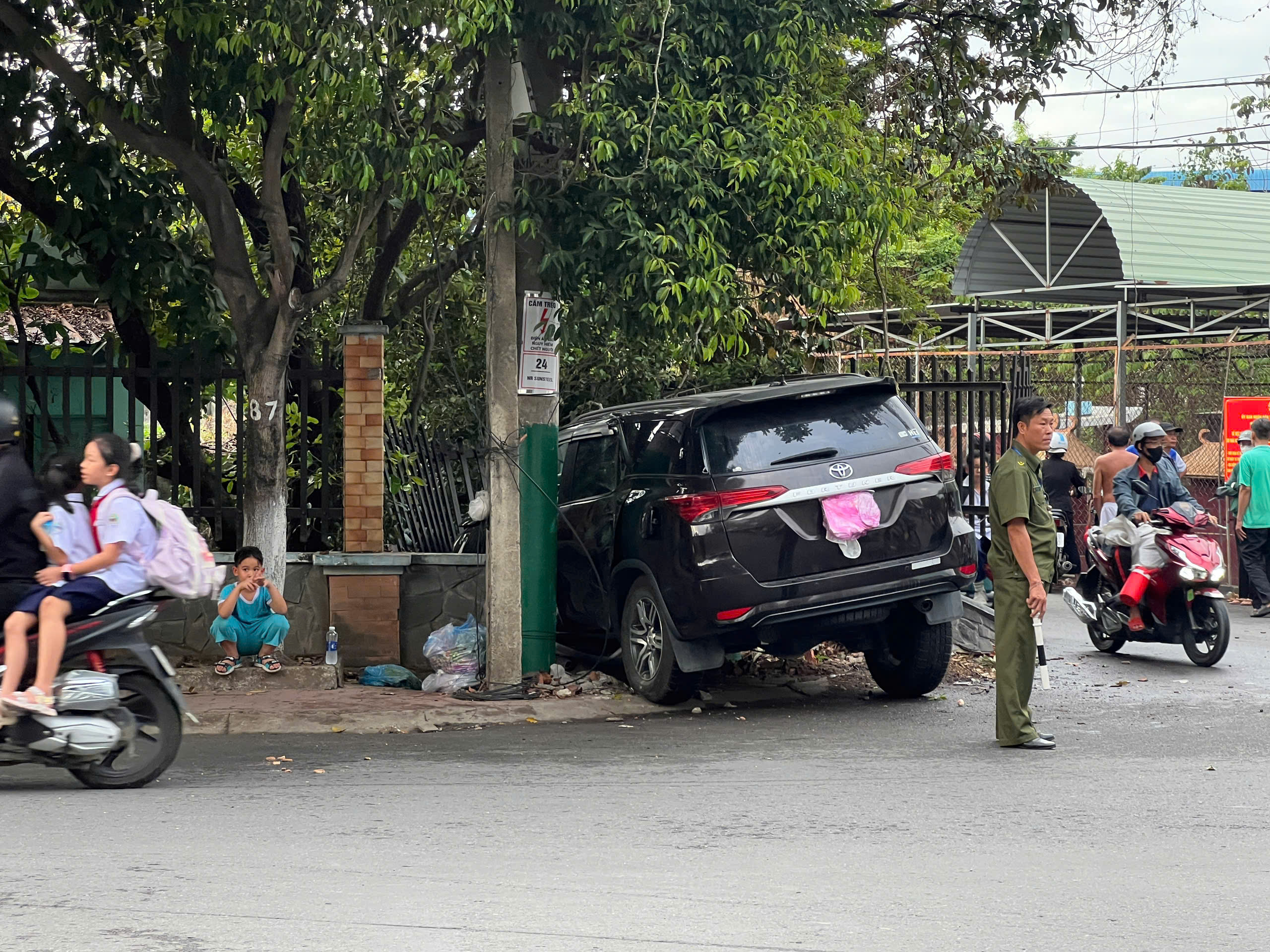 &Ocirc; t&ocirc; 7 chỗ h&uacute;c đổ tường r&agrave;o nh&agrave; d&acirc;n, t&agrave;i xế hoảng loạn- Ảnh 1.