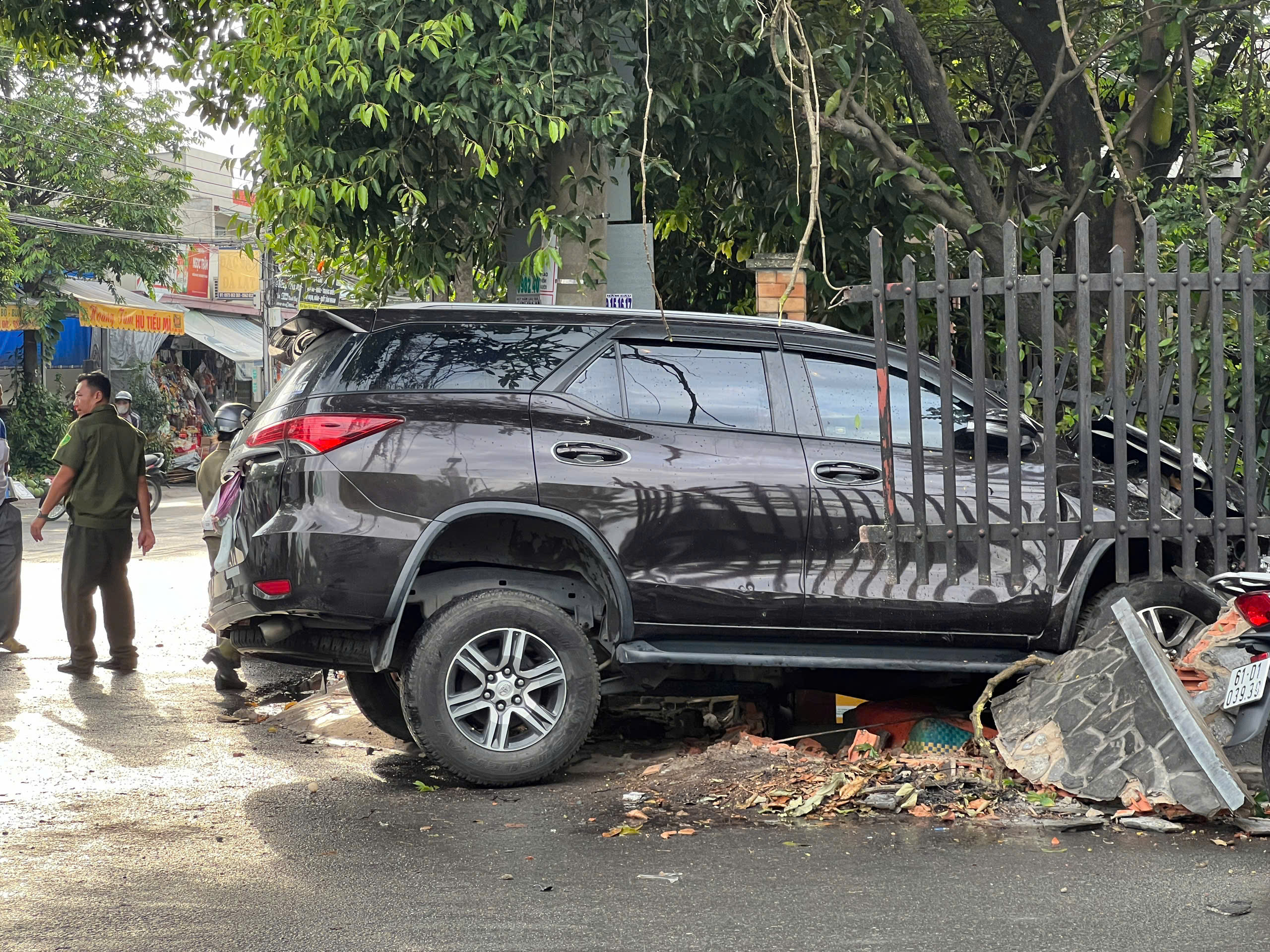 &Ocirc; t&ocirc; 7 chỗ h&uacute;c đổ tường r&agrave;o nh&agrave; d&acirc;n, t&agrave;i xế hoảng loạn- Ảnh 2.