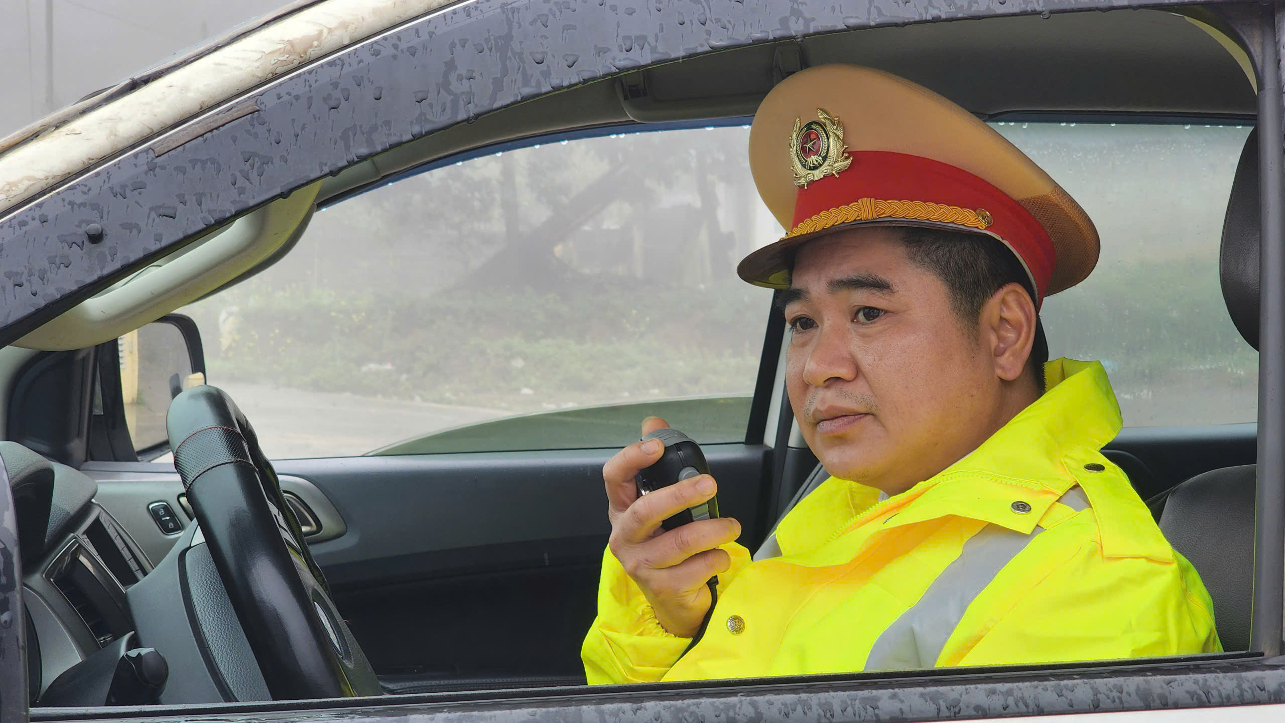 Sương m&ugrave; phủ d&agrave;y đặc tr&ecirc;n QL6, CSGT thường xuy&ecirc;n tuần tra, ph&aacute;t loa cảnh b&aacute;o- Ảnh 5.