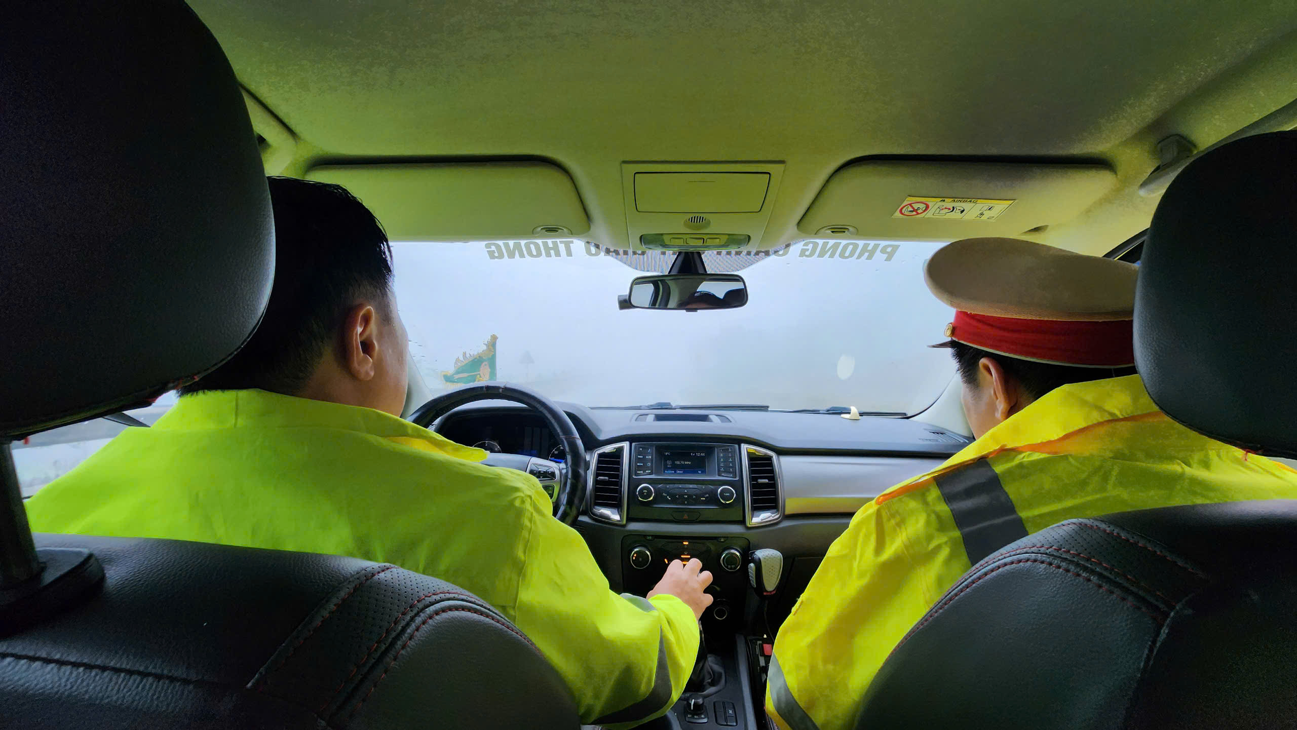 Sương m&ugrave; phủ d&agrave;y đặc tr&ecirc;n QL6, CSGT thường xuy&ecirc;n tuần tra, ph&aacute;t loa cảnh b&aacute;o- Ảnh 11.