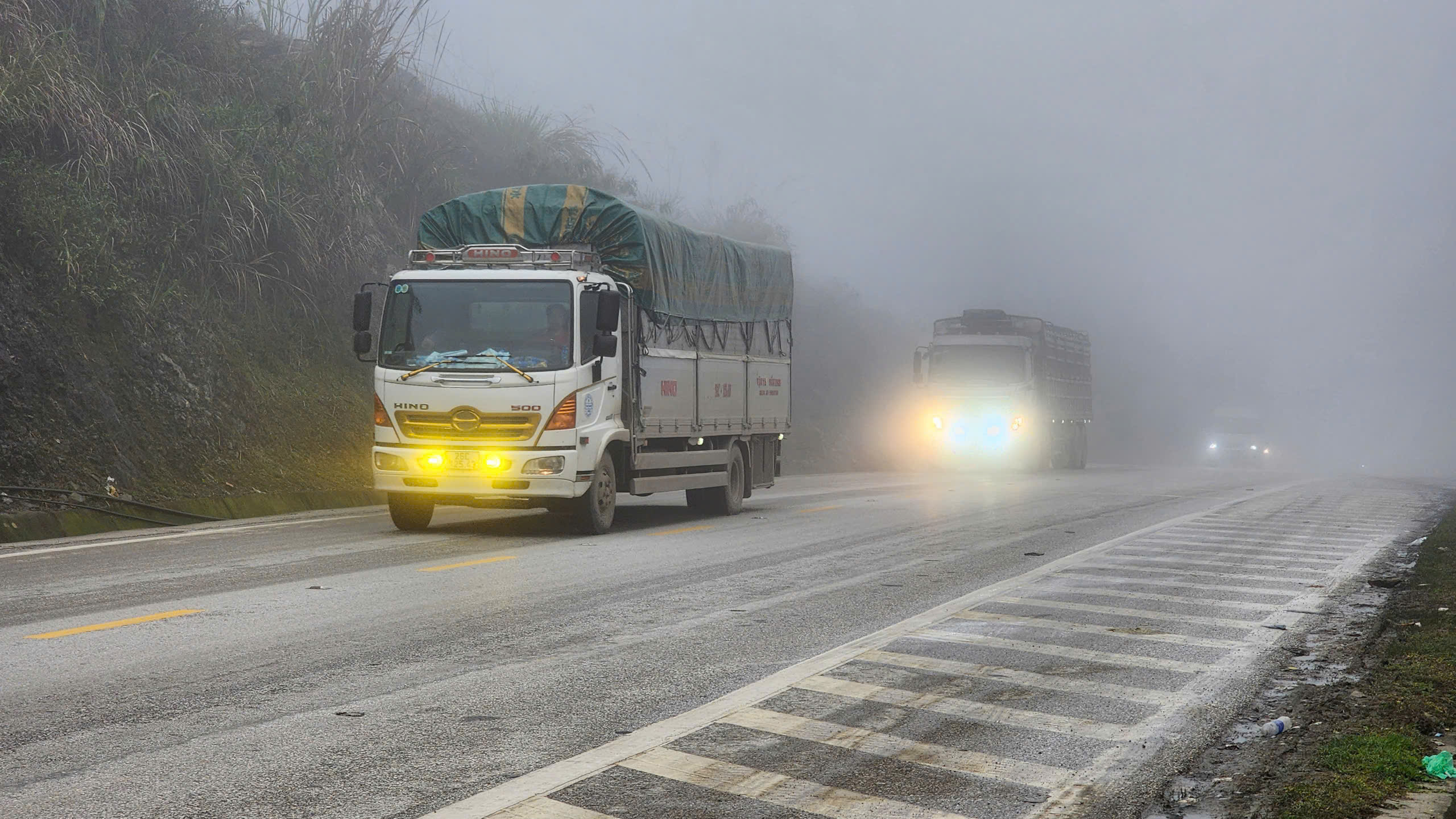 Sương m&ugrave; phủ d&agrave;y đặc tr&ecirc;n QL6, CSGT thường xuy&ecirc;n tuần tra, ph&aacute;t loa cảnh b&aacute;o- Ảnh 1.